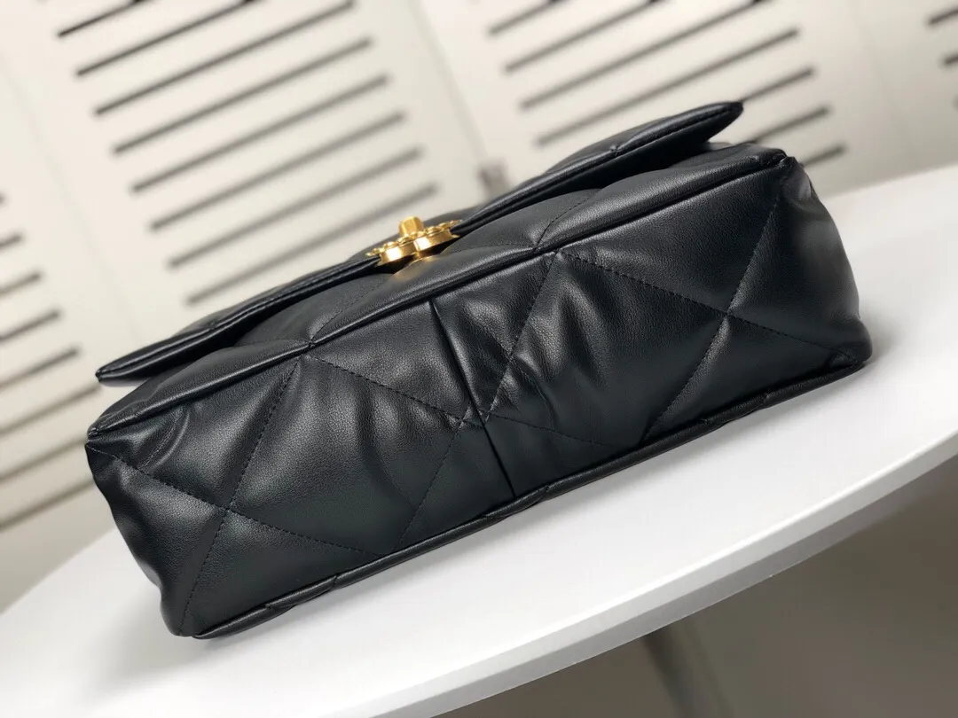 💰480￥The latest popular model of Chanel in large black size is now available📣📣Synchronized with counters🤭Imported cowhide🐂feels very soft. The upper body effect is super good, it can be carried by hand, on one shoulder or cross-body, showing the elegance and charm of women. Hurry up and get it. Style number: 9012. Size: 36*24*14cm.