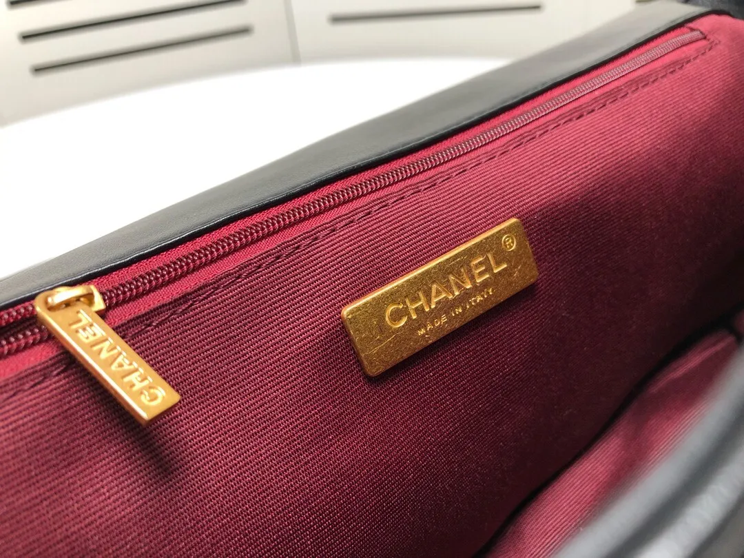 💰480￥The latest popular model of Chanel in large black size is now available📣📣Synchronized with counters🤭Imported cowhide🐂feels very soft. The upper body effect is super good, it can be carried by hand, on one shoulder or cross-body, showing the elegance and charm of women. Hurry up and get it. Style number: 9012. Size: 36*24*14cm.
