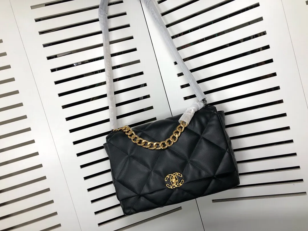 💰480￥The latest popular model of Chanel in large black size is now available📣📣Synchronized with counters🤭Imported cowhide🐂feels very soft. The upper body effect is super good, it can be carried by hand, on one shoulder or cross-body, showing the elegance and charm of women. Hurry up and get it. Style number: 9012. Size: 36*24*14cm.