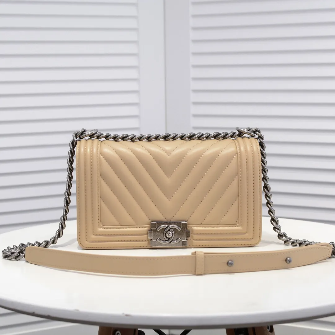 💰420￥ (Full sheepskin with original hardware) [Smile] Chanel Chanel 👑 Lambskin [Lightning] Thickened electroplated hardware accessories 🌈 The workmanship is comparable to the original order 💪 The bottom can be pinched and rebounded without trace, absolutely spot-on and real-life, fashionable and durable 💪💪 High-end quality, no pressure in and out of the drill cabinet 💏, size 25*15*8cm, style number: 67086V grid