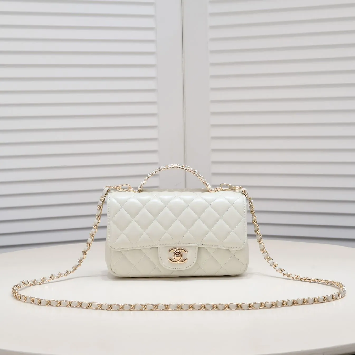 💰380￥Large size🦋Chanel🖤Get the 23A diamond handle cfmini in advance💎 The most important season of the year, the handicraft workshop originally released new products in June, but unexpectedly they quietly released them in May🦢 The most promising one this season is hard to get💓 I have bought 2 sizes. The handle is made of leather and metal with diamonds💗 🖤The diamond handle is so beautiful, no girl wouldn’t love it🎗️Model number: 9103 Large size: 20*14*7cm