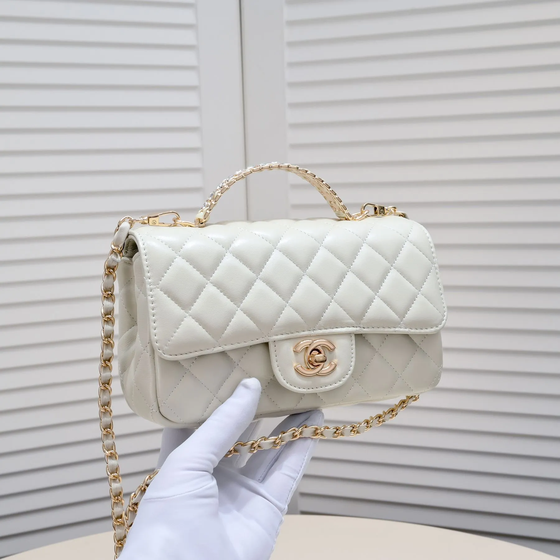 💰380￥Large size🦋Chanel🖤Get the 23A diamond handle cfmini in advance💎 The most important season of the year, the handicraft workshop originally released new products in June, but unexpectedly they quietly released them in May🦢 The most promising one this season is hard to get💓 I have bought 2 sizes. The handle is made of leather and metal with diamonds💗 🖤The diamond handle is so beautiful, no girl wouldn’t love it🎗️Model number: 9103 Large size: 20*14*7cm