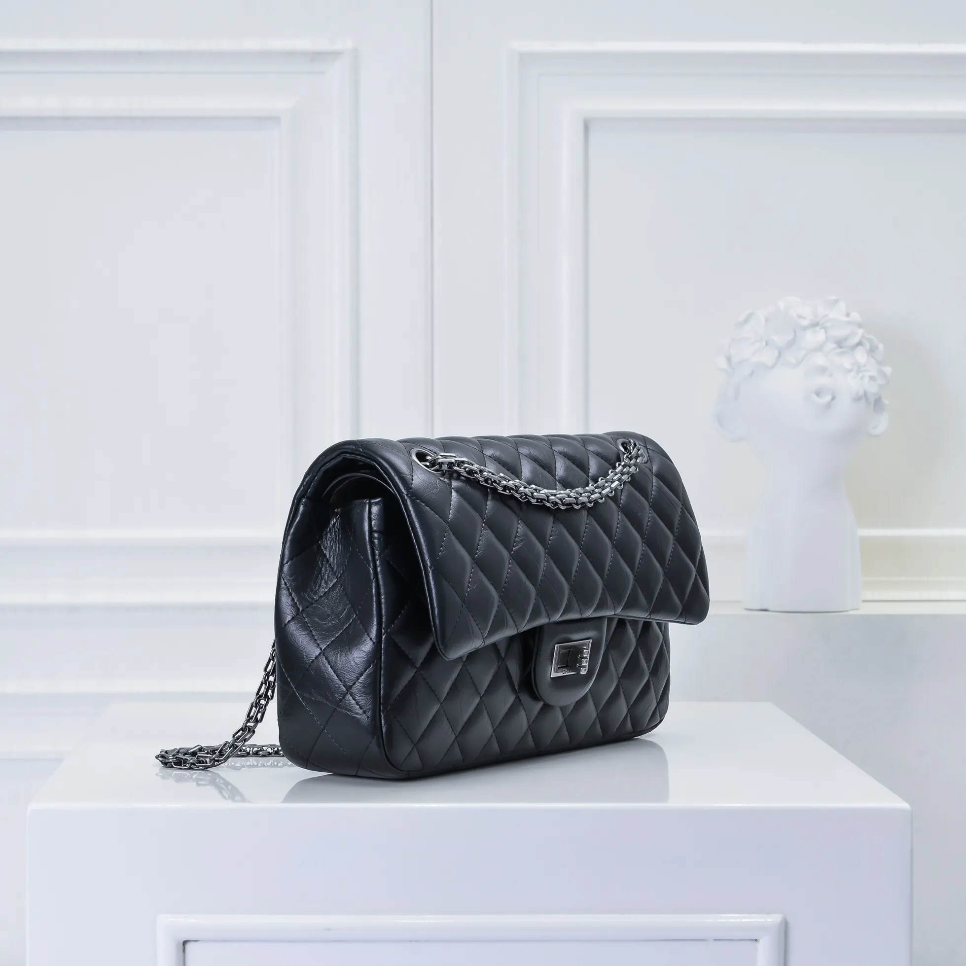 💰420￥💋Chanel2.55 Reissue Timeless♾Classic 2019 Autumn and Winter Official Newest Original Imported Fetal Cow The leather is delicate, soft and comfortable, comparable to the counters. 2.55 is a double-layer foldable square bag with a metal chain. It is named after its birth date in February 1955🌹❤️🔥🔥 Model: 1112 square buckle Size: 16-24-7.5cm