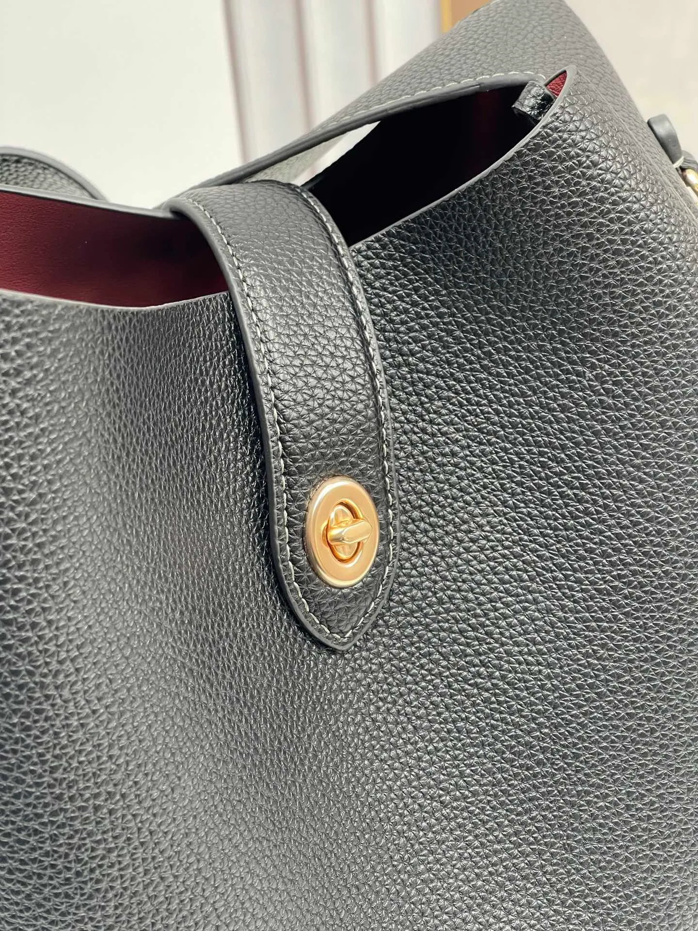 P400💰Coach’s October new product Hadley is simply amazing. Classic C print, fashionable and versatile. Whether it is carried on the shoulder or cross-body, you can easily control various styles. How can you miss such a good product? Hadley Shoulder Bag Model No.: CW002 CW003 CW004 Size: 25-22-8cm