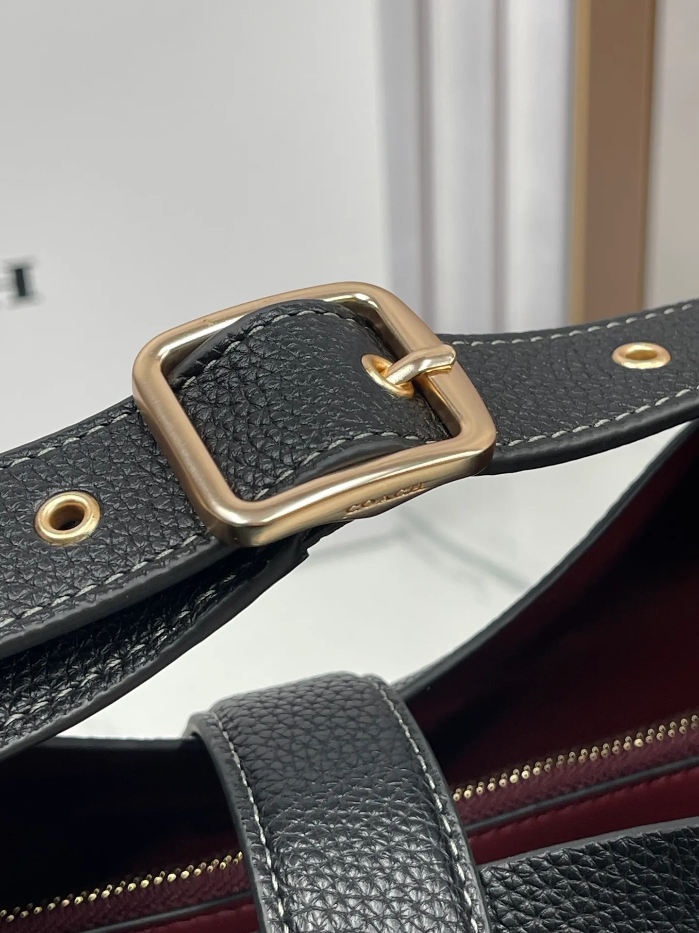 P400💰Coach’s October new product Hadley is simply amazing. Classic C print, fashionable and versatile. Whether it is carried on the shoulder or cross-body, you can easily control various styles. How can you miss such a good product? Hadley Shoulder Bag Model No.: CW002 CW003 CW004 Size: 25-22-8cm