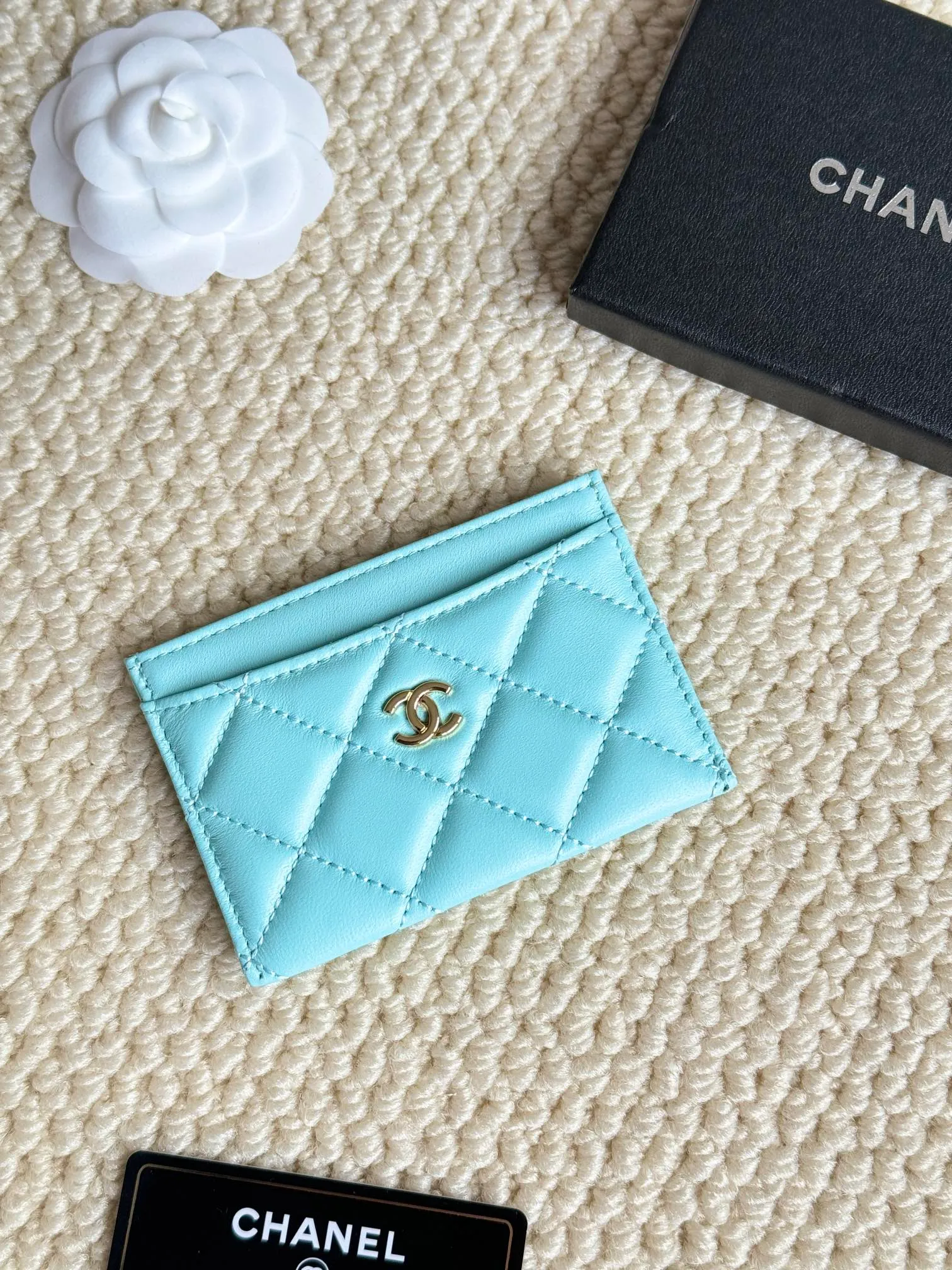 💰100Chanel Chanel counter classic card holder Model number: AP456 Made of sheepskin, a classic and timeless mini card holder. Super cute😍 Size: 7.5×11.2×0.5cm Fine workmanship and high-end quality