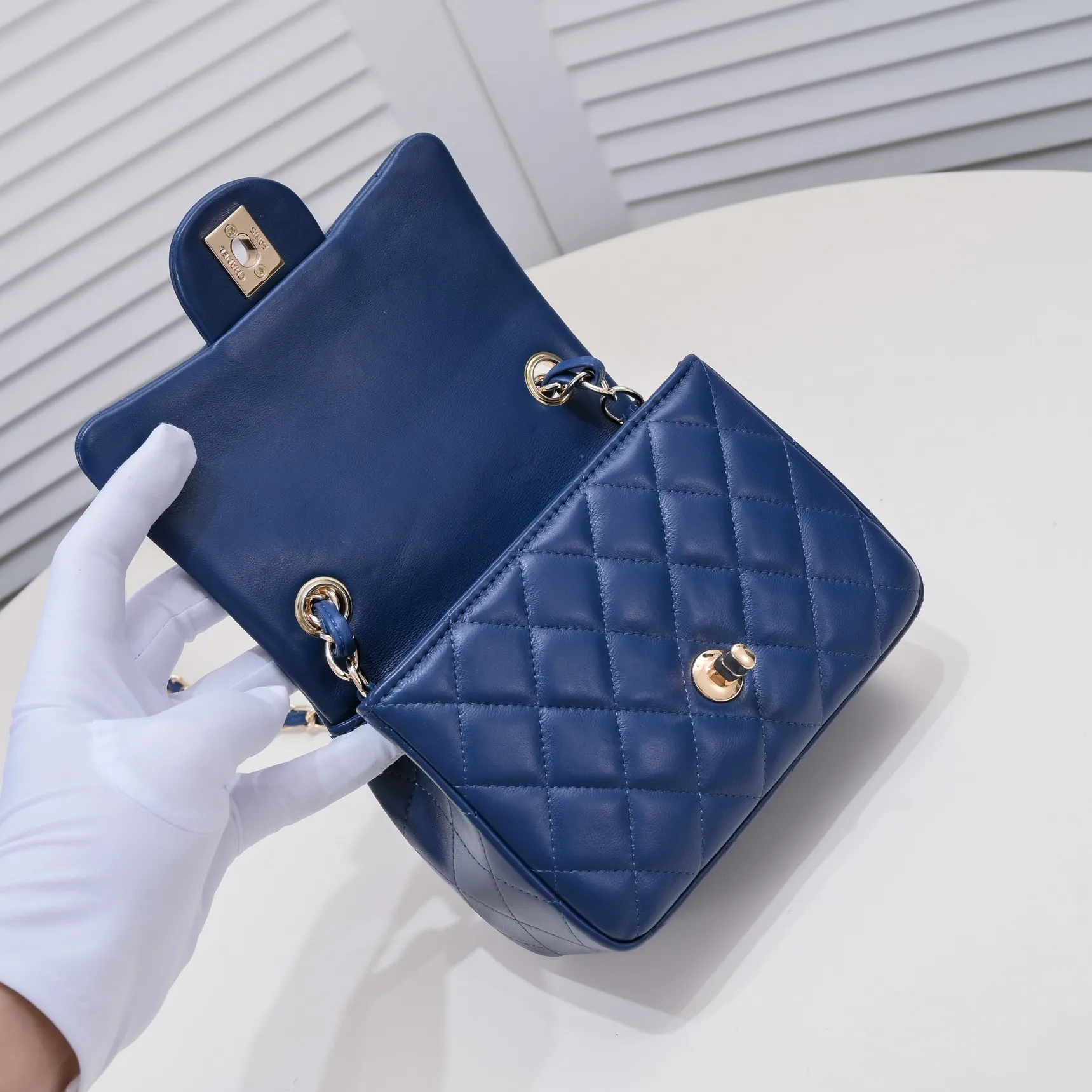 💰310￥Dark blue Chanel🔺🚴🏼💸Choose high-quality sheepskin🌺Original split version and made one to one 💯The hand feel is first-class, 🌲The camera-shaped inspired design fully embodies perfection! [Qiang] [Qiang] Integrates art and practicality, [Ladybug] Gorgeous and low-key plump 💯📨📨Classic is irresistible, ♒ You have to receive it to understand ✈✈🍭🍭Insist on high quality and low price🐟🐟, model number: 1115, size: 17.5*13*5 cm