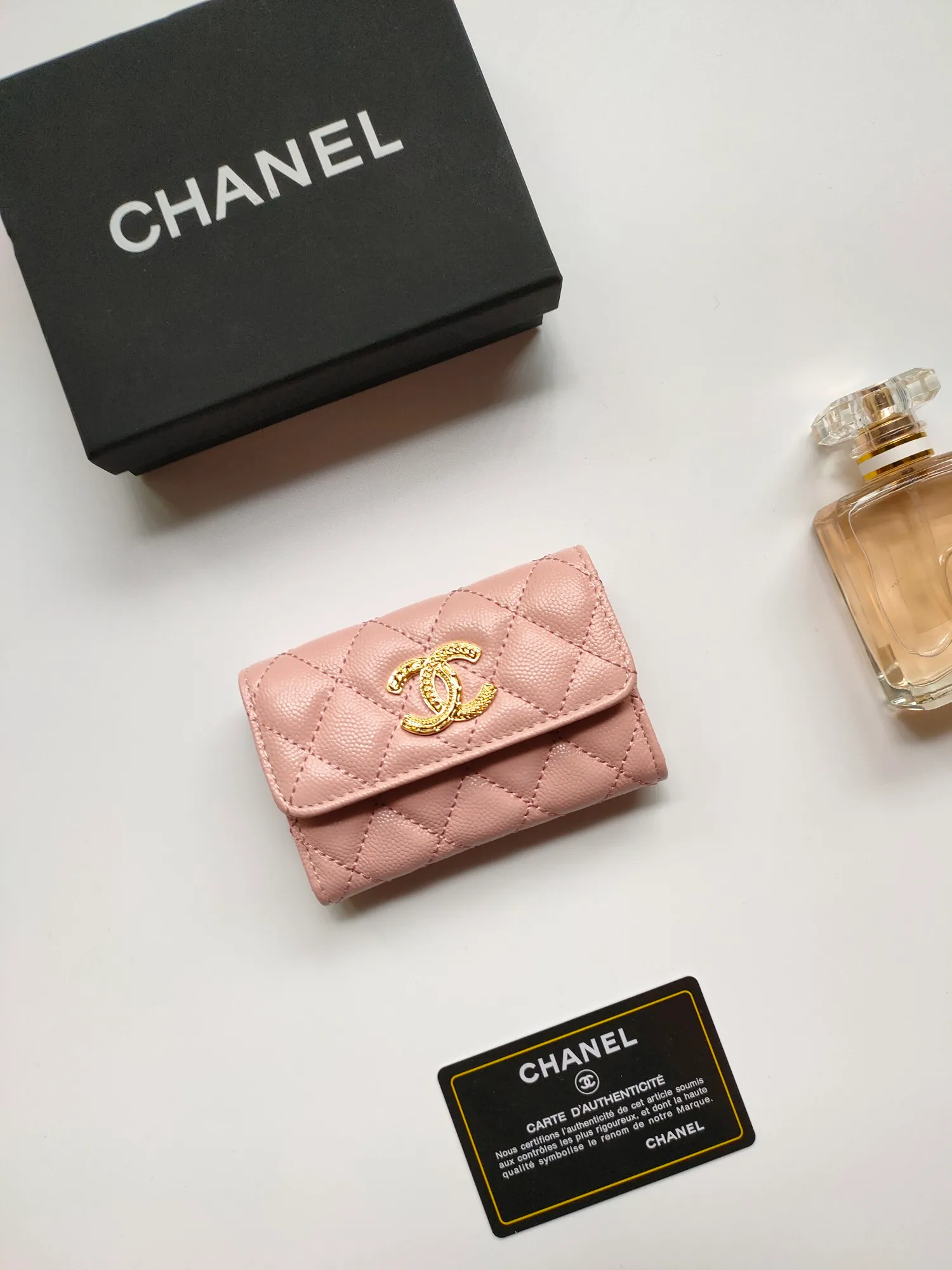 💰140💰 Model AP6118 CHANEL 22k embossed hardware, new double C large lgo with exquisite replica flavor, very beautiful, official website 2023 latest 🆕Card holder Caviar medium ball grain cowhide is scratch-resistant, super glossy, no problem to put about 10 cards, one card can be placed in the cover card slot, and cards + coins can also be placed in the middle It is troublesome to carry a bag that is too big in summer, so it is suitable to put it in a mini bag, which is also convenient to carry in your pocket😍
