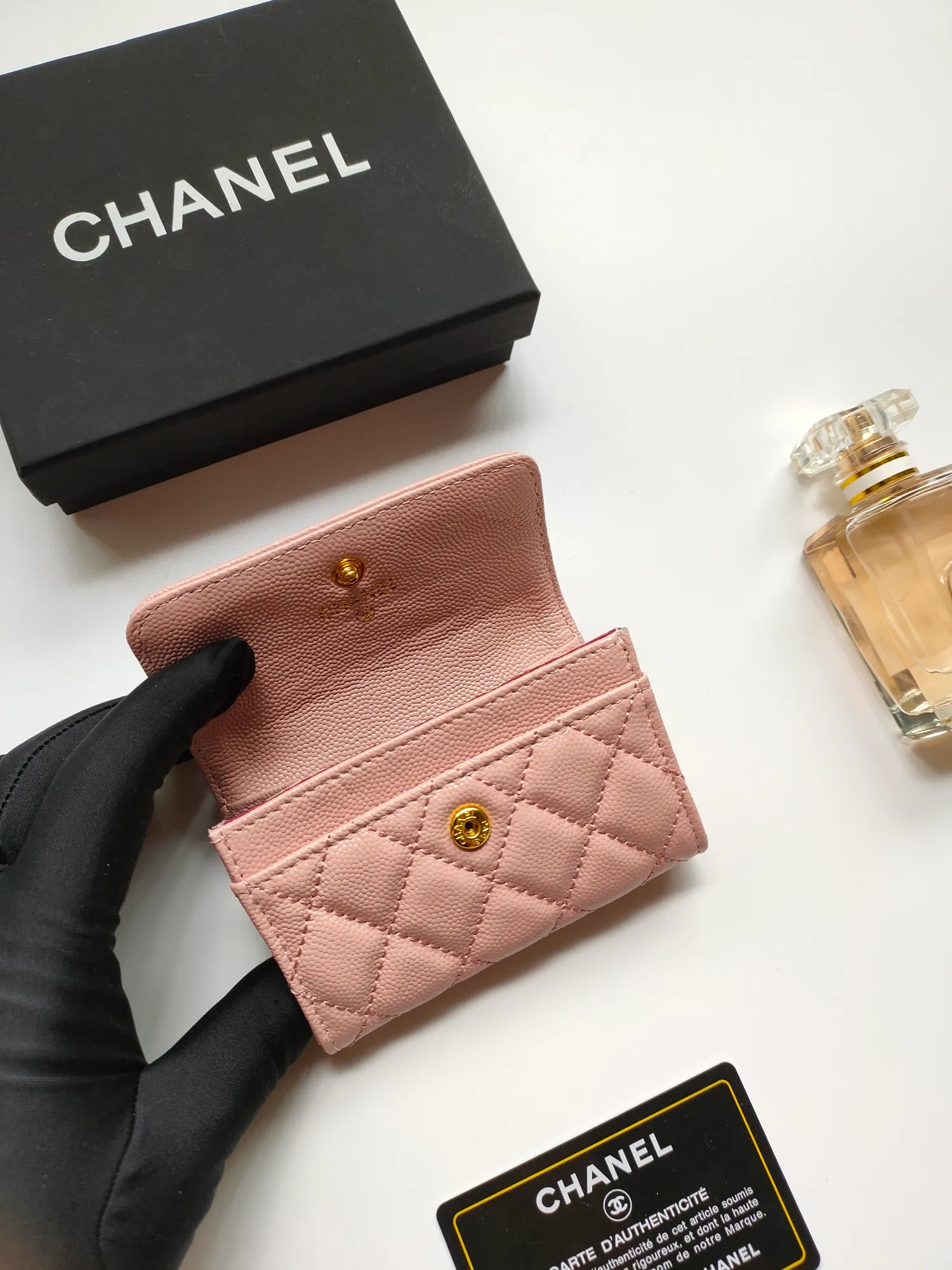 💰140💰 Model AP6118 CHANEL 22k embossed hardware, new double C large lgo with exquisite replica flavor, very beautiful, official website 2023 latest 🆕Card holder Caviar medium ball grain cowhide is scratch-resistant, super glossy, no problem to put about 10 cards, one card can be placed in the cover card slot, and cards + coins can also be placed in the middle It is troublesome to carry a bag that is too big in summer, so it is suitable to put it in a mini bag, which is also convenient to carry in your pocket😍