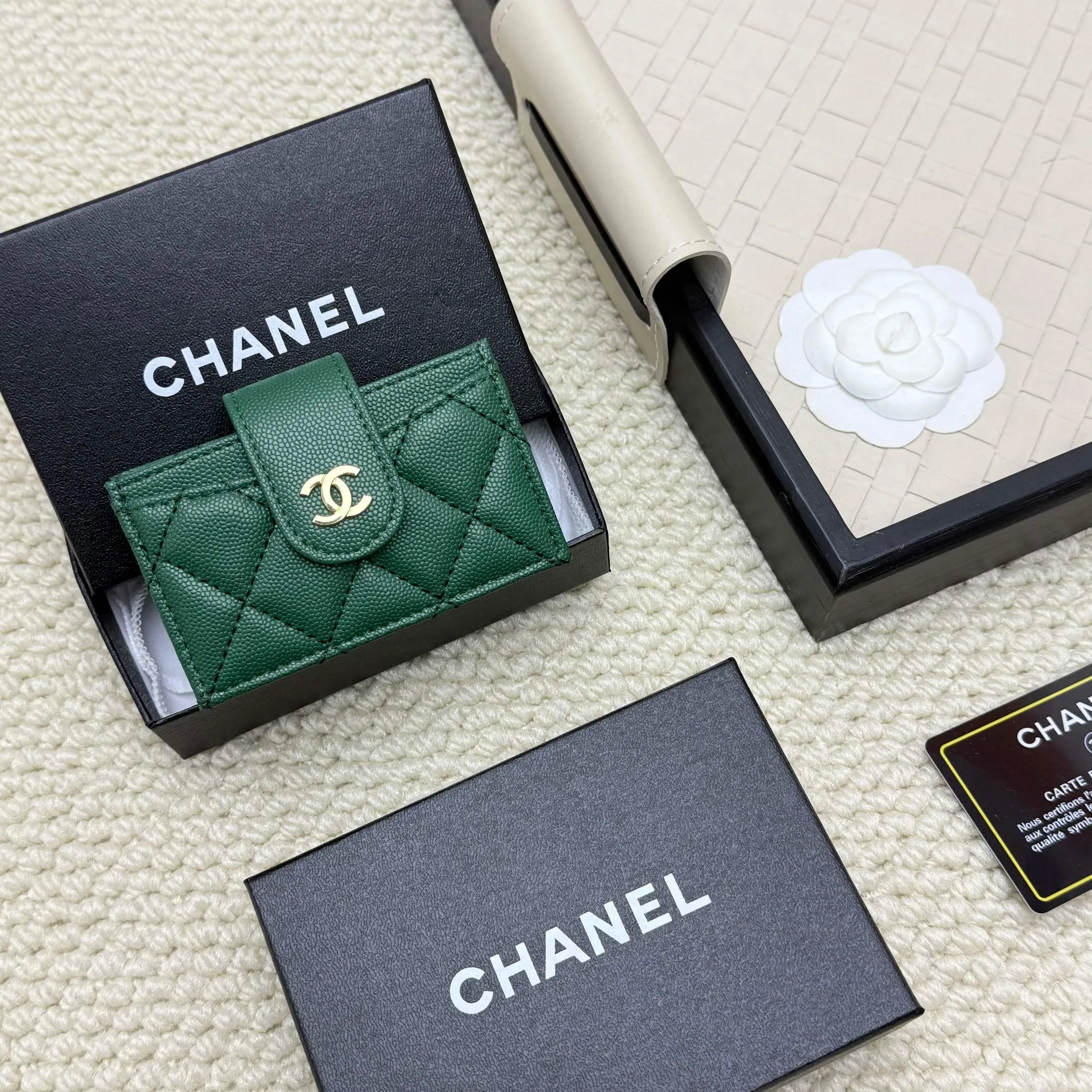 💰130 CHANEL Caviar Sheepskin Accord Card Holder, this card holder is different from ordinary card holders, with an accordion design [色色R], you can easily see each card without having to pull it out. The entire card holder has a total of six card slots, four of which can hold many cards😘😘😘 It is so beautiful, Xiangxiang is really good at designing this card holder, number AT600. Dimensions: Width 10*Height 6*Thickness 2