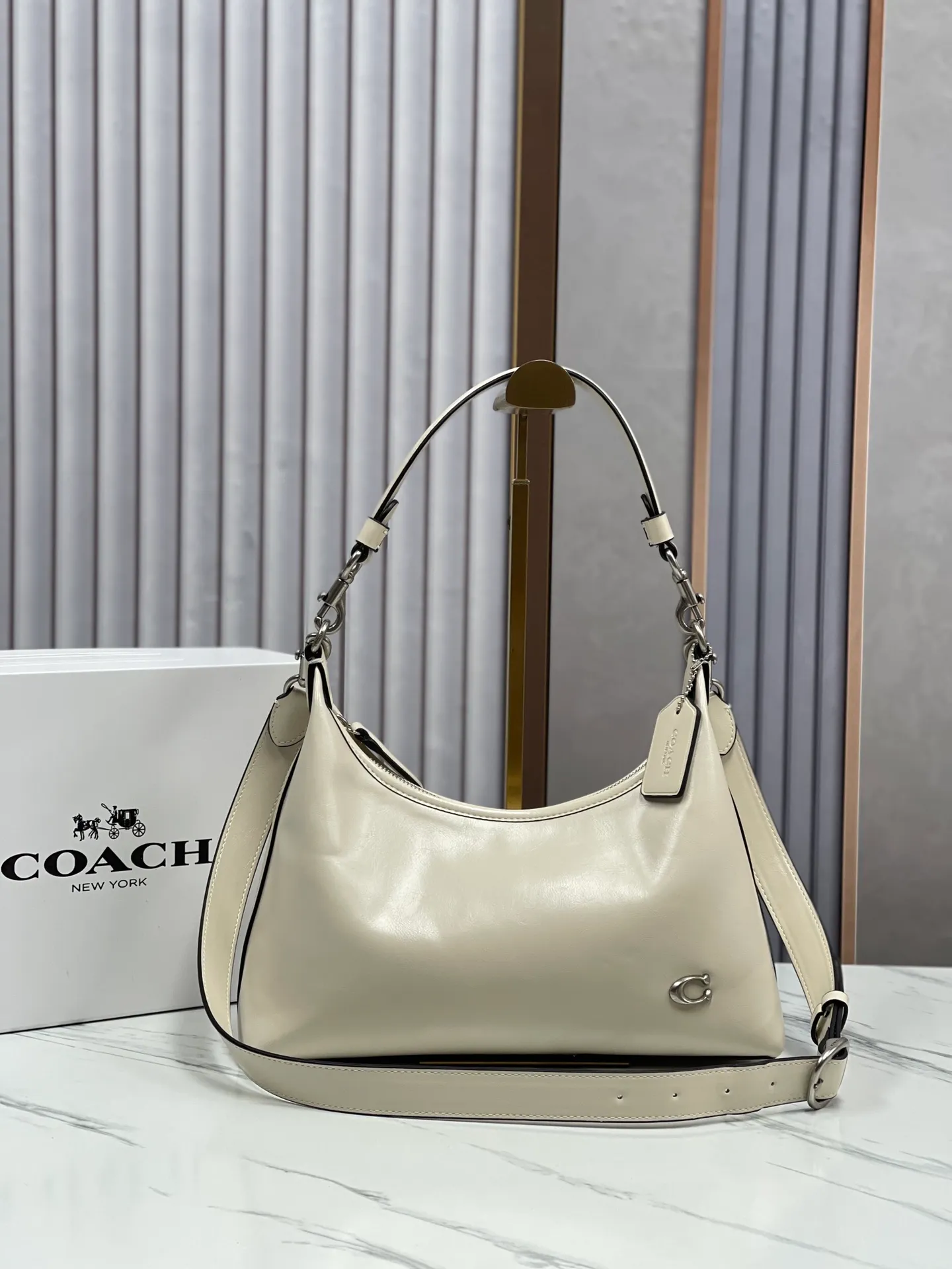 Top original order, batch 440💰 coach new model, new model CR652 in April. Juliet Shoulder with oil wax leather texture, super simple and elegant style. I love it. It is made of ultra-light material design. It can be worn cross-body under the arm. The capacity is also very large. You can put an umbrella in it. I like the three colors. Size: 30·22·11.5