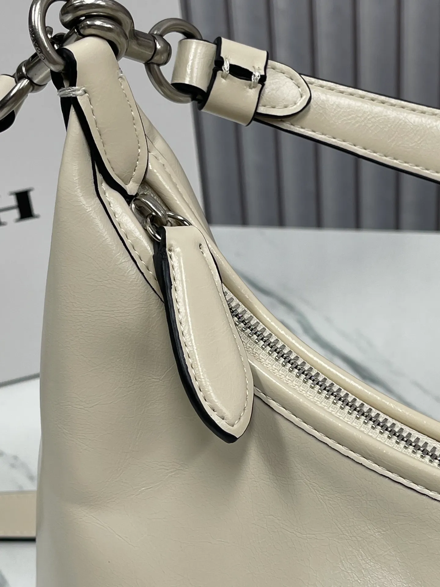 Top original order, batch 440💰 coach new model, new model CR652 in April. Juliet Shoulder with oil wax leather texture, super simple and elegant style. I love it. It is made of ultra-light material design. It can be worn cross-body under the arm. The capacity is also very large. You can put an umbrella in it. I like the three colors. Size: 30·22·11.5