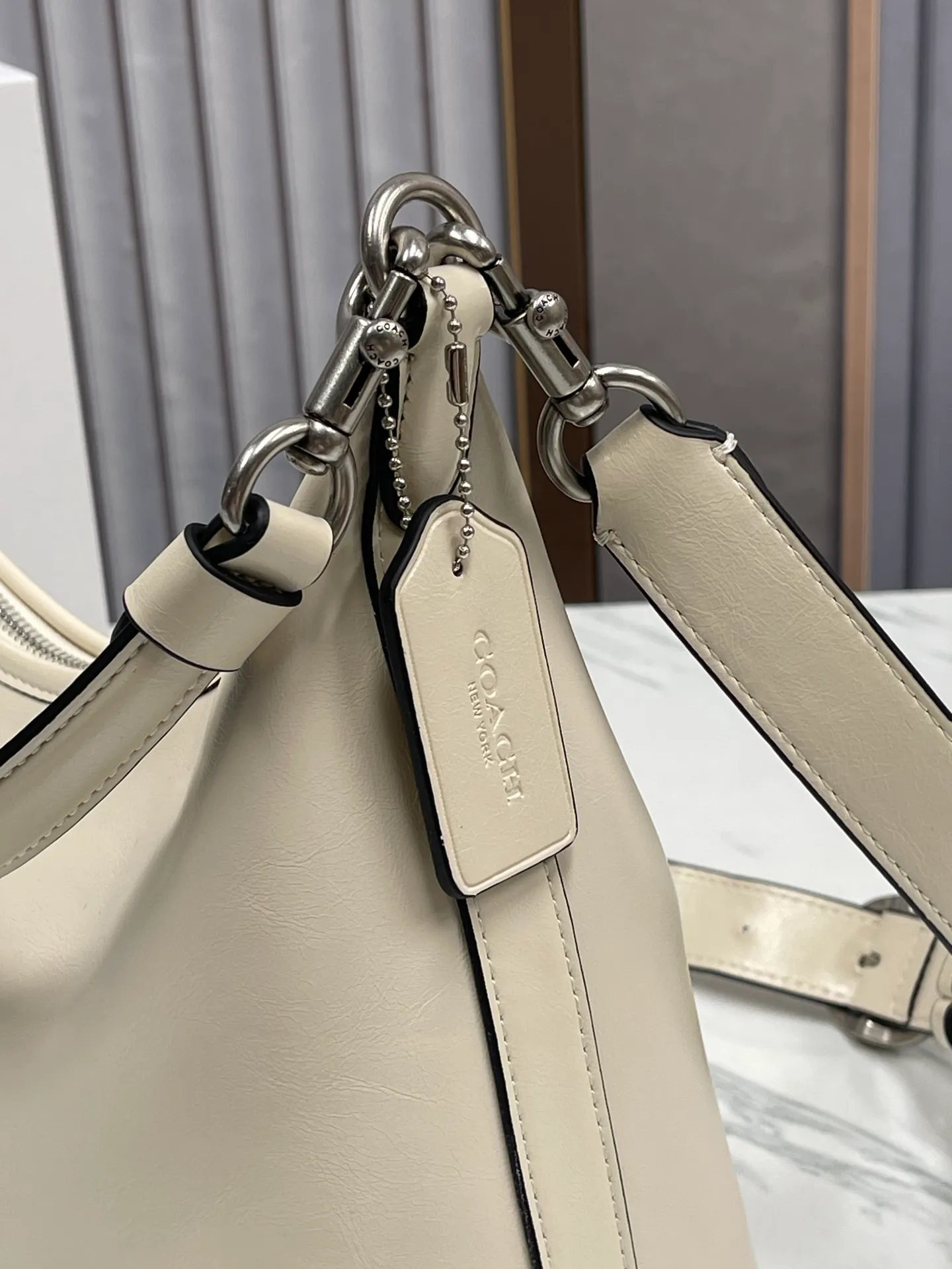 Top original order, batch 440💰 coach new model, new model CR652 in April. Juliet Shoulder with oil wax leather texture, super simple and elegant style. I love it. It is made of ultra-light material design. It can be worn cross-body under the arm. The capacity is also very large. You can put an umbrella in it. I like the three colors. Size: 30·22·11.5