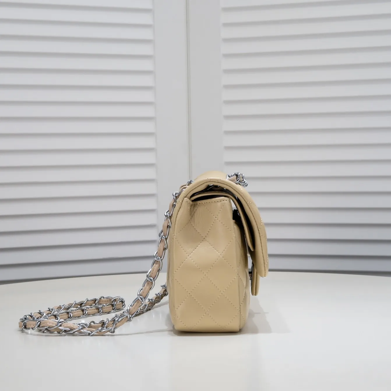 💰400￥Apricot Chanel🔥Exclusive quality real shot shipment✈️Official website updated simultaneously👑Chanel sheep pattern classic style with original hardware, summer style is coming💋CHANEL ‼ ️Crossbody bag, sheepskin with red lining🌸‼ ️ 🙈Fashion new favorite🙈 Size: 25.5*16*6.5. Style number: 1112 sheepskin