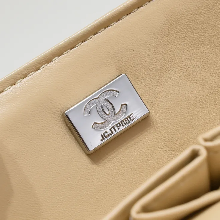 💰400￥Apricot Chanel🔥Exclusive quality real shot shipment✈️Official website updated simultaneously👑Chanel sheep pattern classic style with original hardware, summer style is coming💋CHANEL ‼ ️Crossbody bag, sheepskin with red lining🌸‼ ️ 🙈Fashion new favorite🙈 Size: 25.5*16*6.5. Style number: 1112 sheepskin