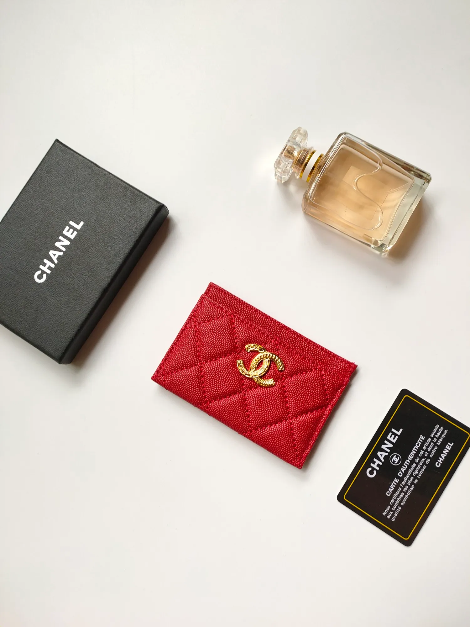 💰90💰Model 3188 CHANEL 22k embossed lgo large double C hardware, official website latest in 2023🆕card holder, caviar medium ball grain cowhide, anti-scratch, super glossy, 3 card slots each put a card, you can also put a card + a few coins in the middle