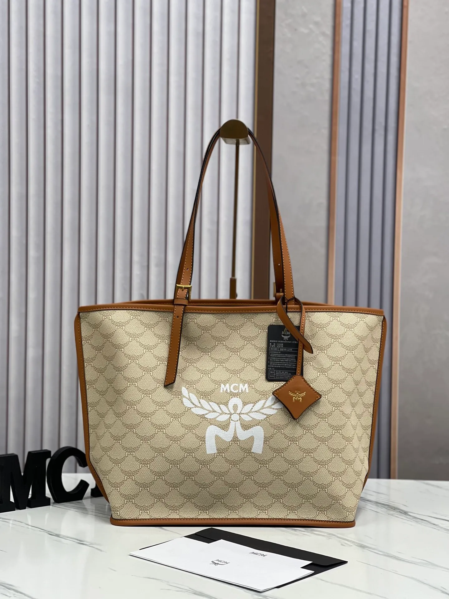 Top original order p430💰💐Newly upgraded MCM HIMMEL new large shopping bag mother bag backpack women's bag large model 705🎋This shopping bag is decorated with bay leaves, forming a classic Lauretos pattern, highlighting MCM's exquisite craftsmanship. Nappa leather elements such as the bag handles and the removable Bavarian diamond pattern tag are inspired by the brand’s legendary travel heritage and complement the bag’s silhouette. The included classic pattern clutch doubles as a stand-alone wallet for short trips. Size 35X32X17