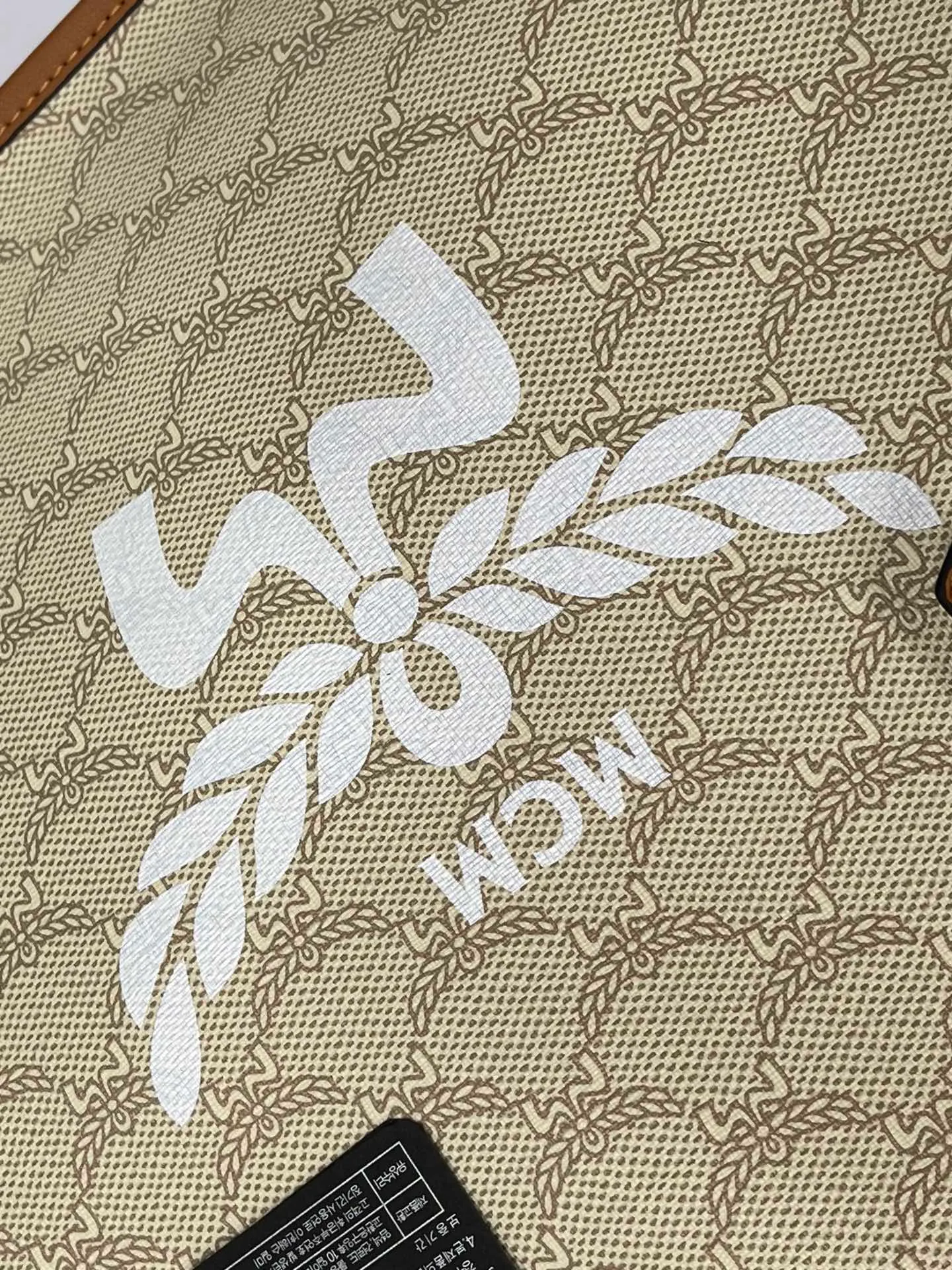 Top original order p430💰💐Newly upgraded MCM HIMMEL new large shopping bag mother bag backpack women's bag large model 705🎋This shopping bag is decorated with bay leaves, forming a classic Lauretos pattern, highlighting MCM's exquisite craftsmanship. Nappa leather elements such as the bag handles and the removable Bavarian diamond pattern tag are inspired by the brand’s legendary travel heritage and complement the bag’s silhouette. The included classic pattern clutch doubles as a stand-alone wallet for short trips. Size 35X32X17