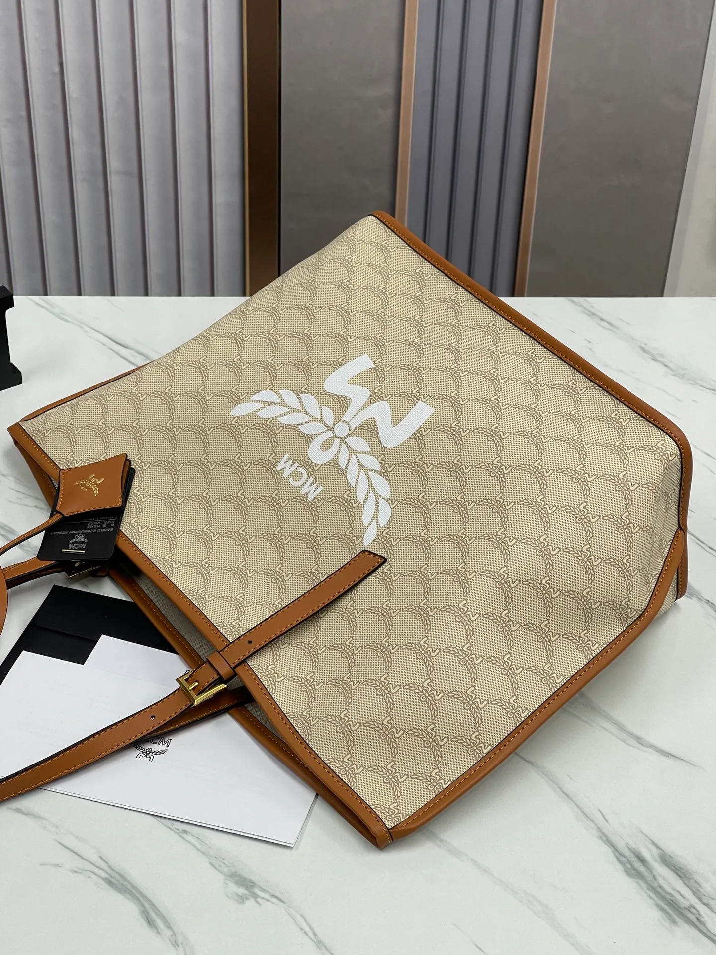 Top original order p430💰💐Newly upgraded MCM HIMMEL new large shopping bag mother bag backpack women's bag large model 705🎋This shopping bag is decorated with bay leaves, forming a classic Lauretos pattern, highlighting MCM's exquisite craftsmanship. Nappa leather elements such as the bag handles and the removable Bavarian diamond pattern tag are inspired by the brand’s legendary travel heritage and complement the bag’s silhouette. The included classic pattern clutch doubles as a stand-alone wallet for short trips. Size 35X32X17