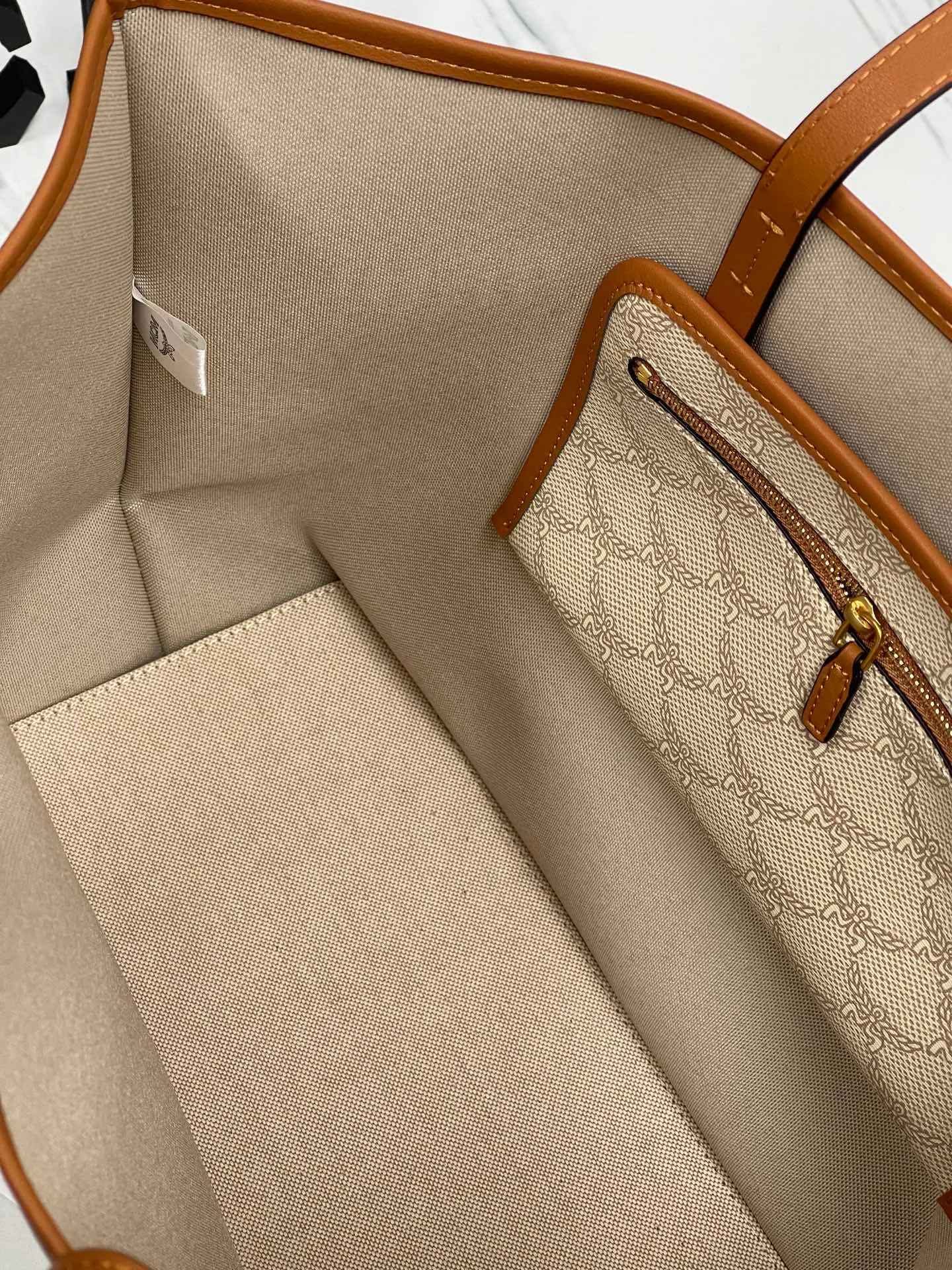 Top original order p430💰💐Newly upgraded MCM HIMMEL new large shopping bag mother bag backpack women's bag large model 705🎋This shopping bag is decorated with bay leaves, forming a classic Lauretos pattern, highlighting MCM's exquisite craftsmanship. Nappa leather elements such as the bag handles and the removable Bavarian diamond pattern tag are inspired by the brand’s legendary travel heritage and complement the bag’s silhouette. The included classic pattern clutch doubles as a stand-alone wallet for short trips. Size 35X32X17