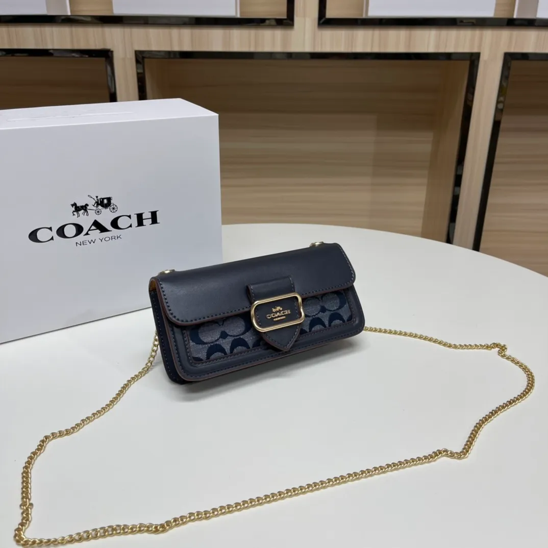 Batch 420💰New chain bag model CF150🚀Morgan series small chain crossbody. My favorite small and portable chain bag. It is enough to carry small things when going out, and there is no problem with mobile phones. Matching: This version plus this color matching, it can be matched with anything. Versatile style! You can’t go wrong with anything. Small and cute. Chain: This is a chain shoulder strap, which can be changed at will, either long and cross-body, or short on the side. You can also use it as an evening bag without the shoulder strap. It’s so beautiful and versatile ~ Size: 20*10*4.5.