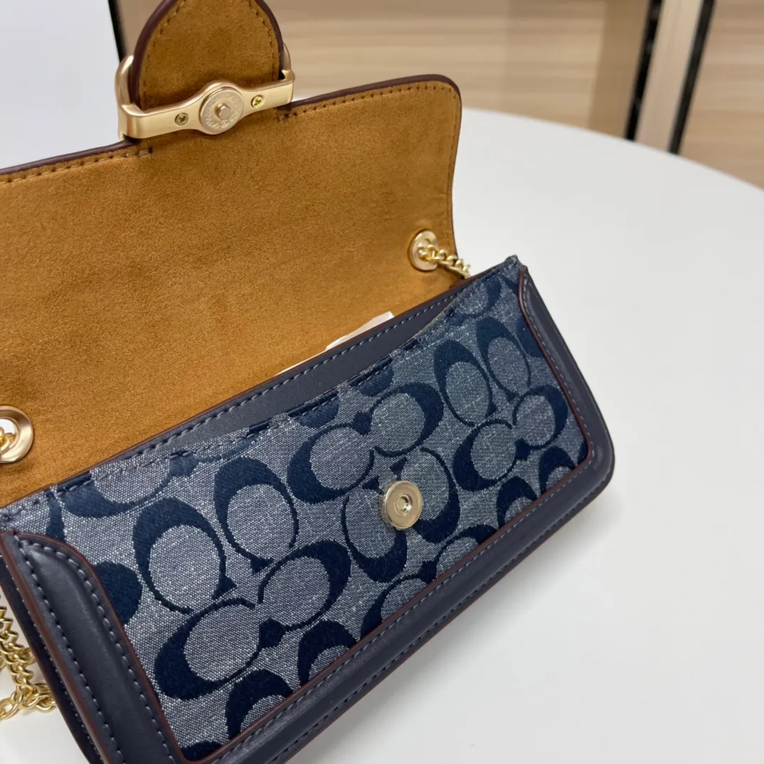 Batch 420💰New chain bag model CF150🚀Morgan series small chain crossbody. My favorite small and portable chain bag. It is enough to carry small things when going out, and there is no problem with mobile phones. Matching: This version plus this color matching, it can be matched with anything. Versatile style! You can’t go wrong with anything. Small and cute. Chain: This is a chain shoulder strap, which can be changed at will, either long and cross-body, or short on the side. You can also use it as an evening bag without the shoulder strap. It’s so beautiful and versatile ~ Size: 20*10*4.5.