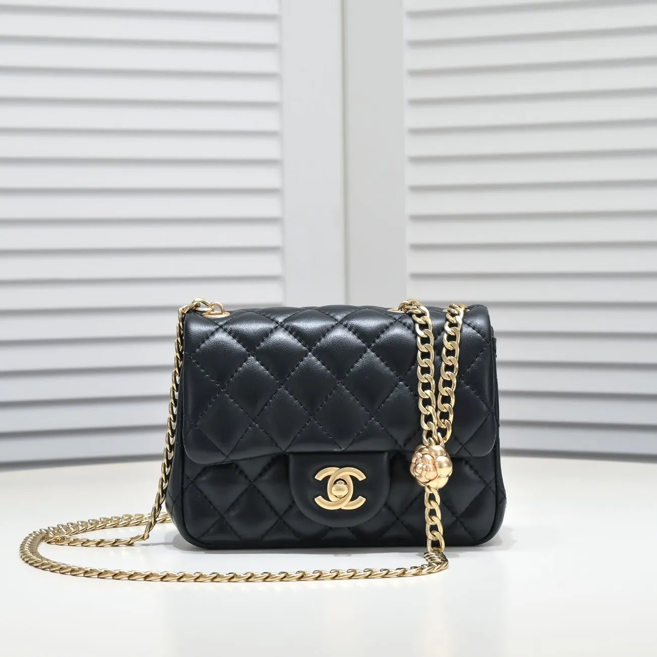 💰340￥Camellia adjusting buckle series in small size 23s. The main design of the s series every year continues the classic inheritance of the past. The golden ball, gold pillar, football walnut ball and love adjusting buckle are beautiful, but the camellia has the essence and soul of Chanel! The camellia has been interpreted differently for hundreds of years. It rarely appears on bags! Style number: 9101 Size: 13*18*7cm