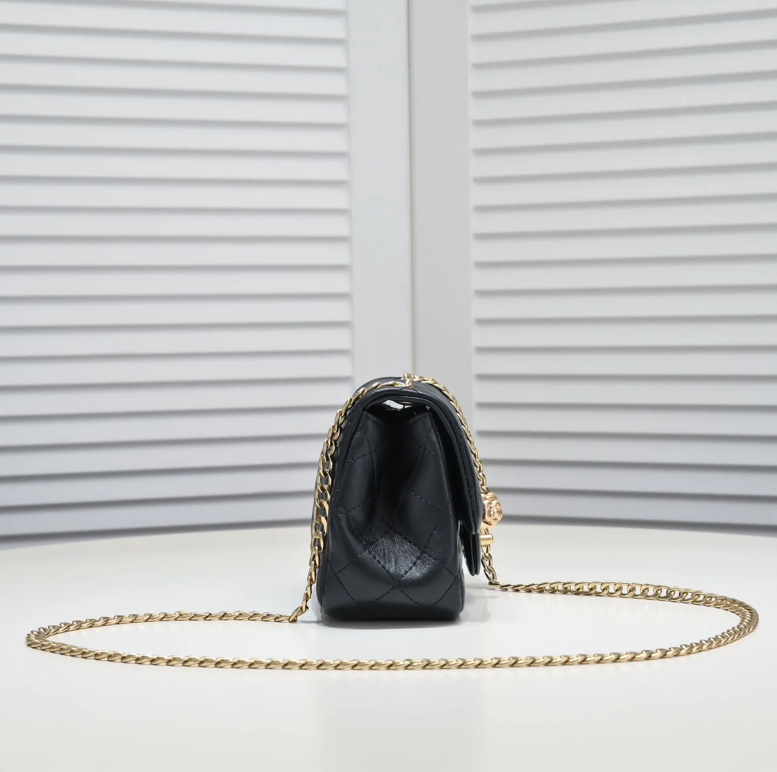 💰340￥Camellia adjusting buckle series in small size 23s. The main design of the s series every year continues the classic inheritance of the past. The golden ball, gold pillar, football walnut ball and love adjusting buckle are beautiful, but the camellia has the essence and soul of Chanel! The camellia has been interpreted differently for hundreds of years. It rarely appears on bags! Style number: 9101 Size: 13*18*7cm