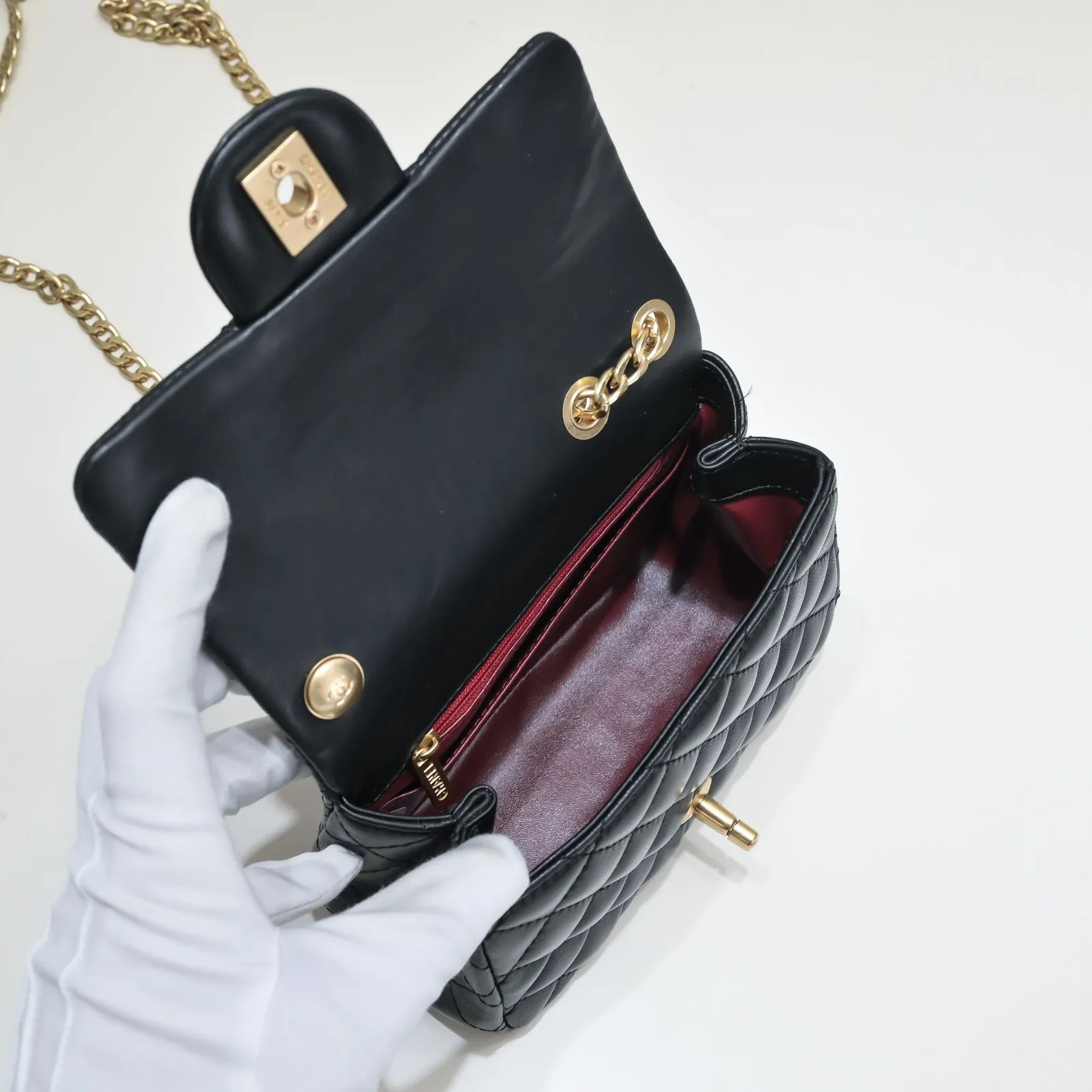 💰340￥Camellia adjusting buckle series in small size 23s. The main design of the s series every year continues the classic inheritance of the past. The golden ball, gold pillar, football walnut ball and love adjusting buckle are beautiful, but the camellia has the essence and soul of Chanel! The camellia has been interpreted differently for hundreds of years. It rarely appears on bags! Style number: 9101 Size: 13*18*7cm