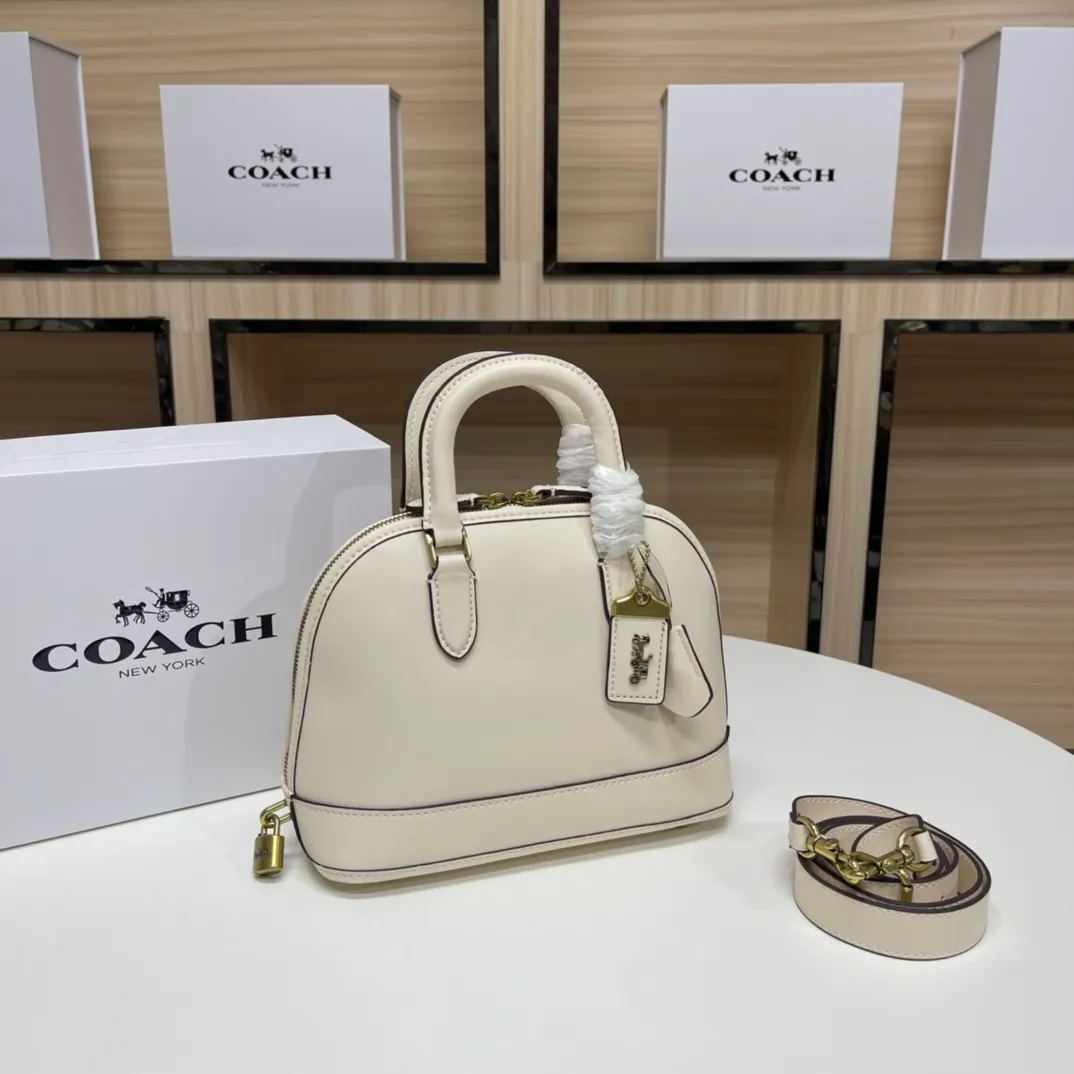 Top original order, batch 500💰coach/Coach new model number: CC411 Shell bag Classic style, newly upgraded 1941 series Suitcase handle design, full of retro style Large capacity, perfect for autumn and winter handbags Smooth cowhide material Never-ending classic, every age group has a different charm when carrying it, can be matched with different styles New small design ideas, listing The key cover and padlock elements show the charm of a luxurious coach. Babies who like retro style should not miss it~ Size: 26*20*12