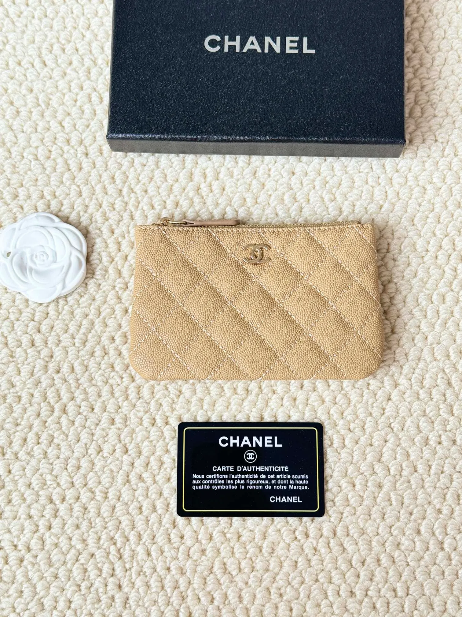 💰130 CHANEL Classic Caviar has a fresh design, with an exquisite replica flavor, very beautiful, the latest in 2023 from the official website🆕Card holder Caviar medium ball grain cowhide is scratch-resistant and has a super glossy feel. It is troublesome to carry a bag that is too big in summer. It is suitable for putting in a mini bag and convenient for carrying in your pocket😍 The bag has a zipper, which is super practical. You can also put cards, change, coins, and keys inside! Style number: 82365 Size: 15*8.5