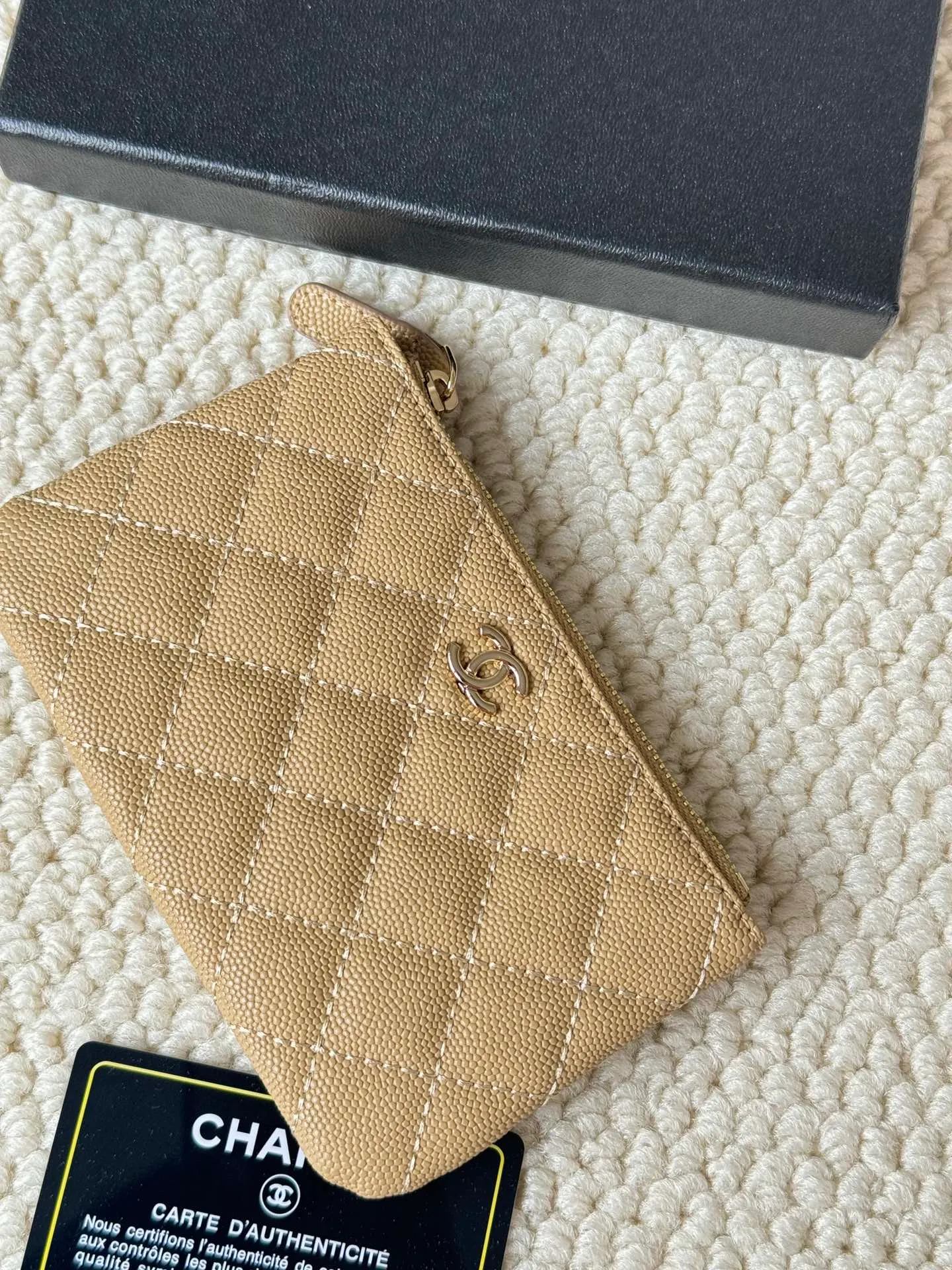 💰130 CHANEL Classic Caviar has a fresh design, with an exquisite replica flavor, very beautiful, the latest in 2023 from the official website🆕Card holder Caviar medium ball grain cowhide is scratch-resistant and has a super glossy feel. It is troublesome to carry a bag that is too big in summer. It is suitable for putting in a mini bag and convenient for carrying in your pocket😍 The bag has a zipper, which is super practical. You can also put cards, change, coins, and keys inside! Style number: 82365 Size: 15*8.5