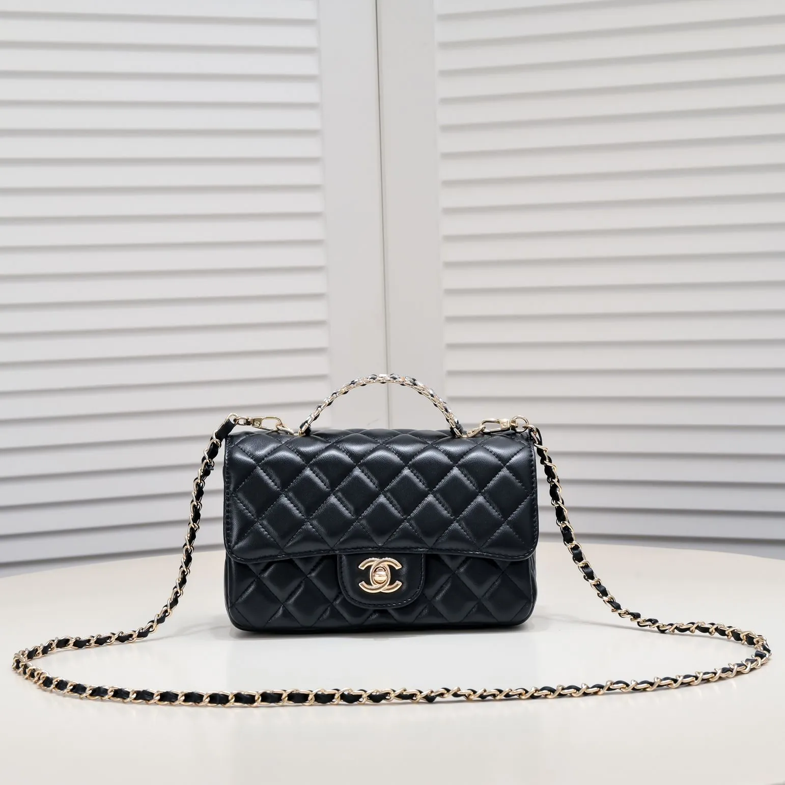 💰380￥Large size🦋Chanel🖤Get the 23A diamond handle cfmini in advance💎 The most important season of the year, the handicraft workshop originally released new products in June, but unexpectedly they quietly released them in May🦢 The most promising one this season is hard to get💓 I have bought 2 sizes. The handle is made of leather and metal with diamonds💗 🖤The diamond handle is so beautiful, no girl wouldn’t love it🎗️Model number: 9103 Large size: 20*14*7cm