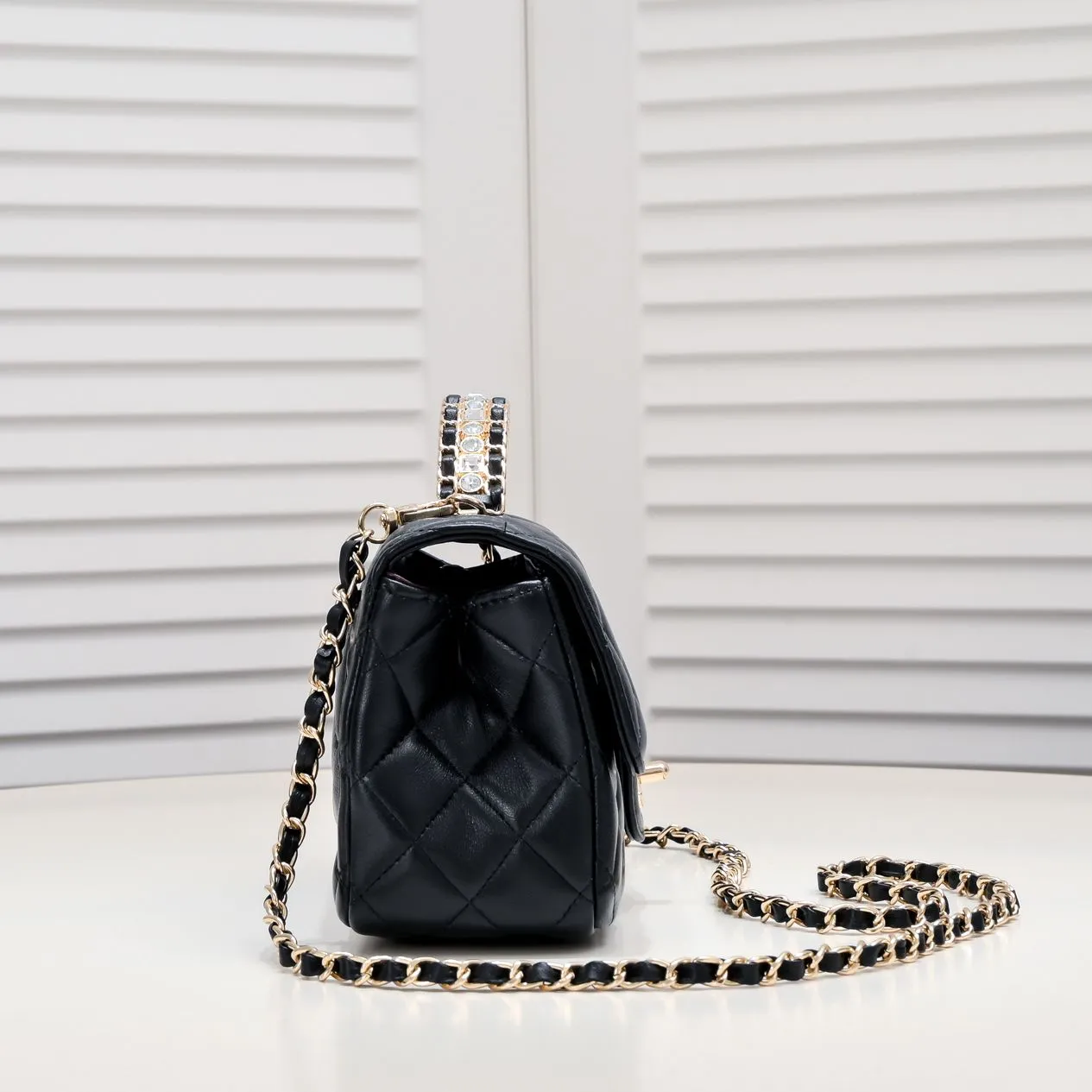 💰380￥Large size🦋Chanel🖤Get the 23A diamond handle cfmini in advance💎 The most important season of the year, the handicraft workshop originally released new products in June, but unexpectedly they quietly released them in May🦢 The most promising one this season is hard to get💓 I have bought 2 sizes. The handle is made of leather and metal with diamonds💗 🖤The diamond handle is so beautiful, no girl wouldn’t love it🎗️Model number: 9103 Large size: 20*14*7cm