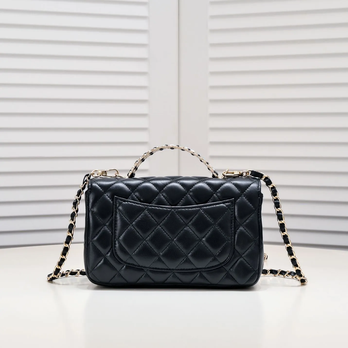 💰380￥Large size🦋Chanel🖤Get the 23A diamond handle cfmini in advance💎 The most important season of the year, the handicraft workshop originally released new products in June, but unexpectedly they quietly released them in May🦢 The most promising one this season is hard to get💓 I have bought 2 sizes. The handle is made of leather and metal with diamonds💗 🖤The diamond handle is so beautiful, no girl wouldn’t love it🎗️Model number: 9103 Large size: 20*14*7cm