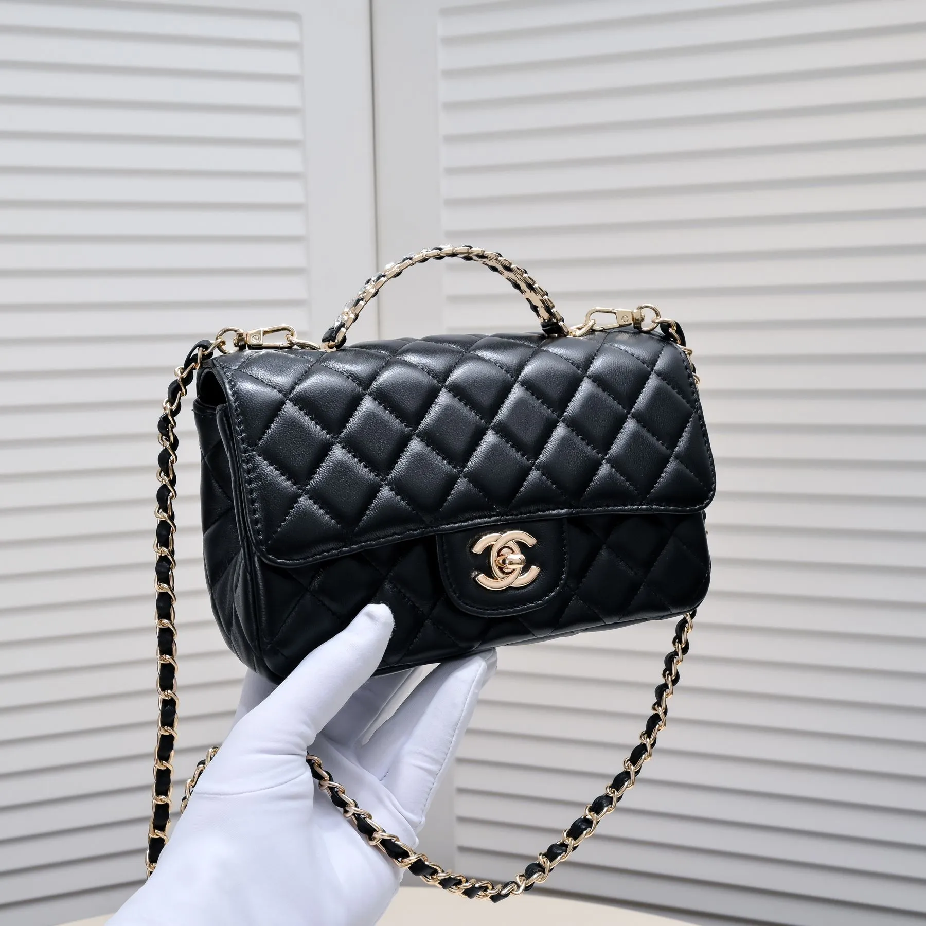 💰380￥Large size🦋Chanel🖤Get the 23A diamond handle cfmini in advance💎 The most important season of the year, the handicraft workshop originally released new products in June, but unexpectedly they quietly released them in May🦢 The most promising one this season is hard to get💓 I have bought 2 sizes. The handle is made of leather and metal with diamonds💗 🖤The diamond handle is so beautiful, no girl wouldn’t love it🎗️Model number: 9103 Large size: 20*14*7cm