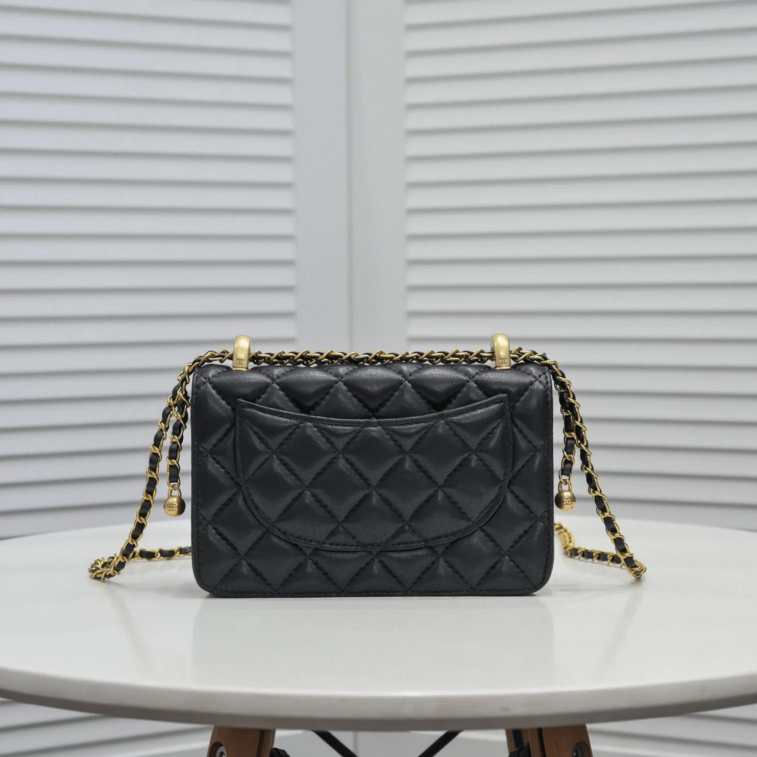 💰360￥CHANEL:🌈✨: First launched on the whole network, 2021 early spring limited edition cf gorgeous and unique style bag✨ We can’t miss it either. The shoulder straps are adjustable and made of sheepskin. It feels super soft and comfortable, the design is novel and unique, and the outstanding taste and temperament highlights are everywhere! Style number: A33814-1 Size: 19*12*4cm