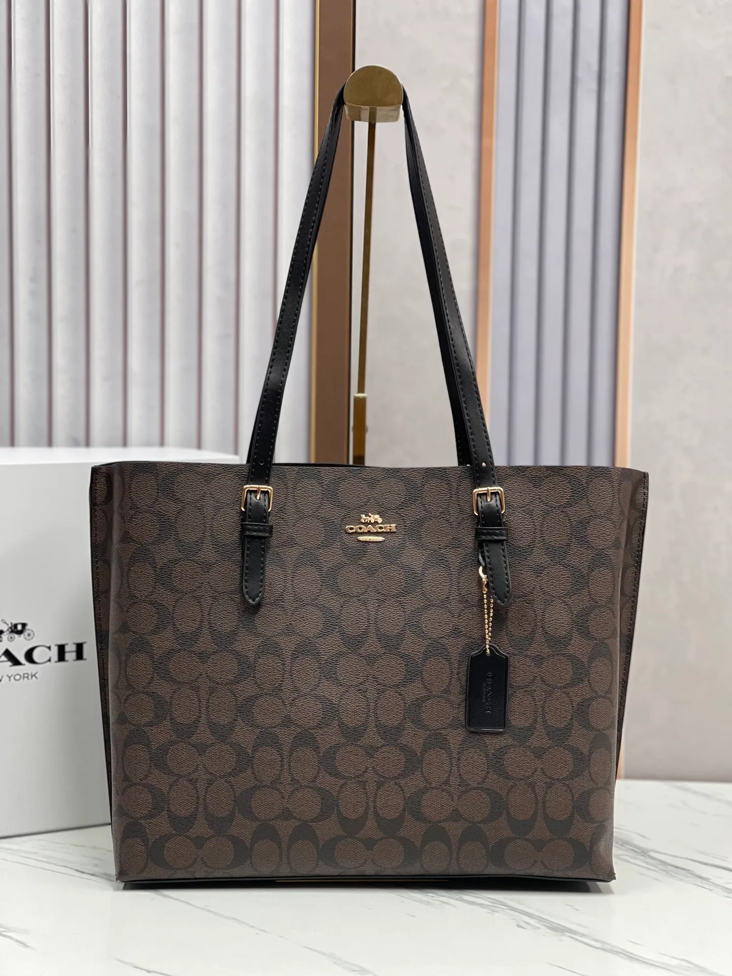 P440¥Coach’s counter model mollie tote series, model 1665, the new tote bag, the latest style, with compartments and zippers, convenient and private, and will make you consciously load them in categories. New bag appearance, large capacity, original opening. Size approximately 34/13/28,