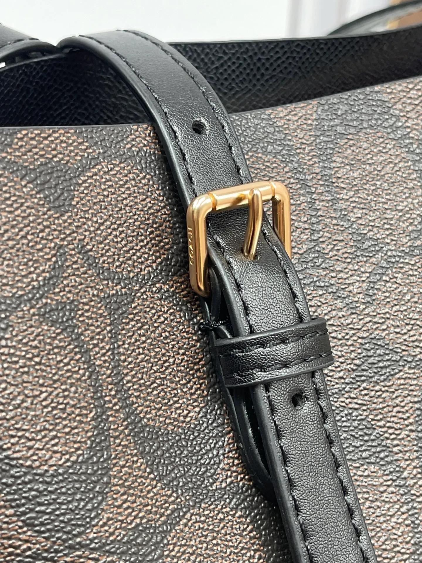 P440¥Coach’s counter model mollie tote series, model 1665, the new tote bag, the latest style, with compartments and zippers, convenient and private, and will make you consciously load them in categories. New bag appearance, large capacity, original opening. Size approximately 34/13/28,