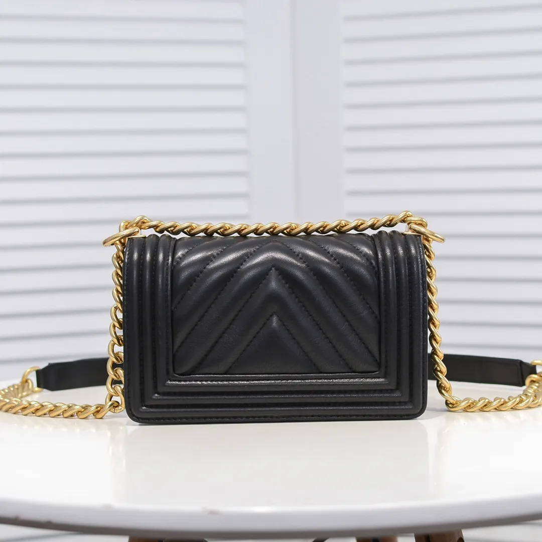 💰400￥ (Full sheepskin with original hardware) [Smile] Chanel Chanel 👑 Lambskin [Lightning] Thickened electroplated hardware accessories 🌈 The workmanship is comparable to the original order 💪 The bottom can be pinched and rebounded without trace, absolutely spot-on and real-life, fashionable and durable 💪💪 High-end quality, no pressure in and out of the drill cabinet 💏, size 20*12*7cm, style number 67085