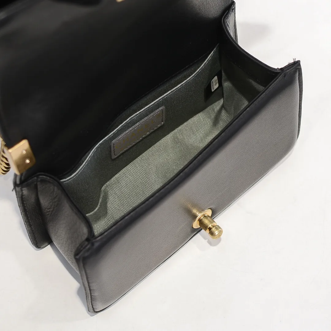 💰400￥ (Full sheepskin with original hardware) [Smile] Chanel Chanel 👑 Lambskin [Lightning] Thickened electroplated hardware accessories 🌈 The workmanship is comparable to the original order 💪 The bottom can be pinched and rebounded without trace, absolutely spot-on and real-life, fashionable and durable 💪💪 High-end quality, no pressure in and out of the drill cabinet 💏, size 20*12*7cm, style number 67085