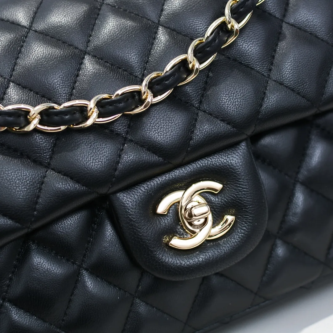 💰420￥Chanel🔥Exclusive quality real shot shipment✈️Official website updated simultaneously👑Chanel sheep pattern classic style with original hardware, summer style is coming💋CHANEL ‼ ️Crossbody bag, sheepskin with red lining🌸‼ ️ 🙈Fashion new favorite🙈 Size: 25.5*16*6.5. Style number: 1112 sheepskin