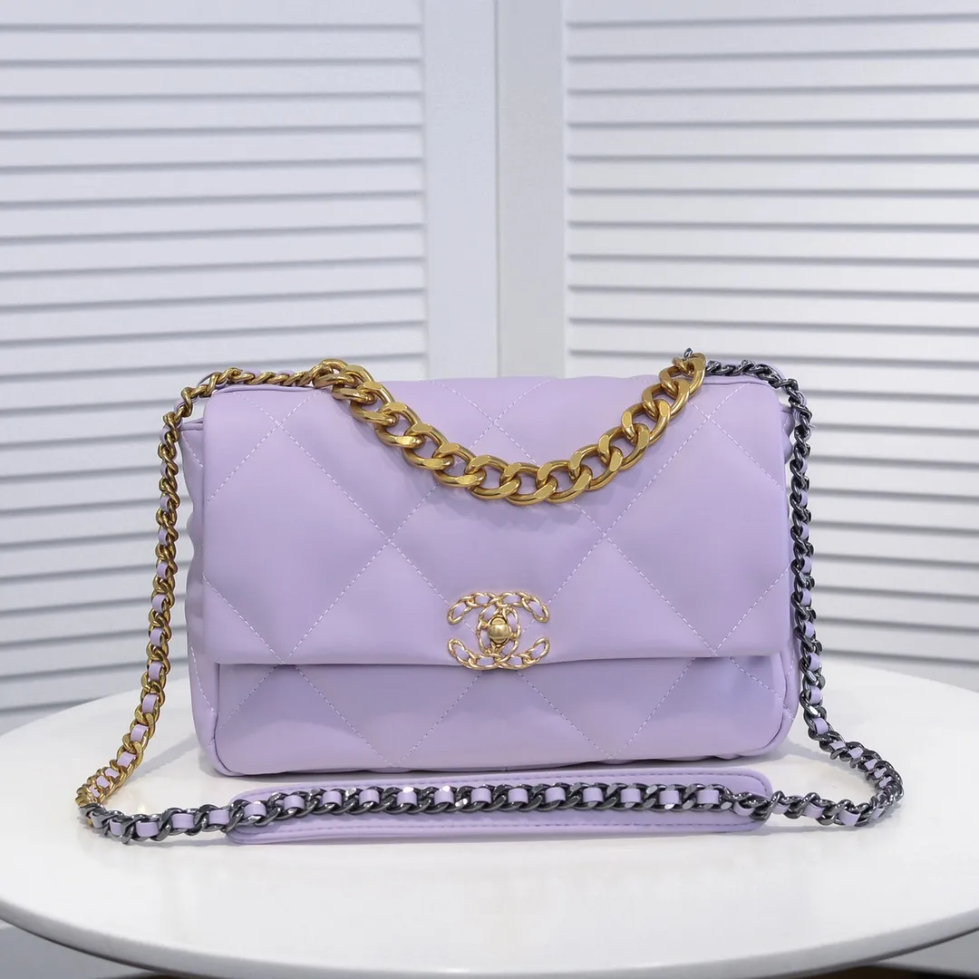 💰410￥Purple medium size Chanel’s latest hot model is now available📣📣Synchronized with counters🤭Imported cowhide🐂feels very soft. The upper body effect is super good, it can be carried by hand, on one shoulder or cross-body, showing the elegance and charm of women. Hurry up and get it. Style number: 9011. Size: 30*20*12cm.