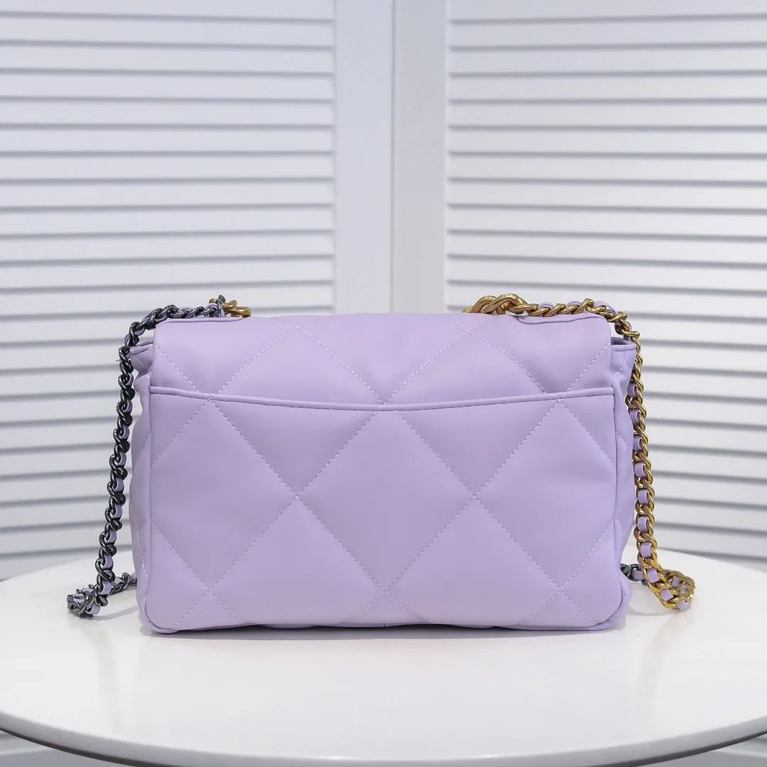 💰410￥Purple medium size Chanel’s latest hot model is now available📣📣Synchronized with counters🤭Imported cowhide🐂feels very soft. The upper body effect is super good, it can be carried by hand, on one shoulder or cross-body, showing the elegance and charm of women. Hurry up and get it. Style number: 9011. Size: 30*20*12cm.