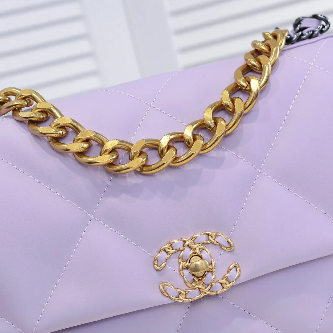 💰410￥Purple medium size Chanel’s latest hot model is now available📣📣Synchronized with counters🤭Imported cowhide🐂feels very soft. The upper body effect is super good, it can be carried by hand, on one shoulder or cross-body, showing the elegance and charm of women. Hurry up and get it. Style number: 9011. Size: 30*20*12cm.