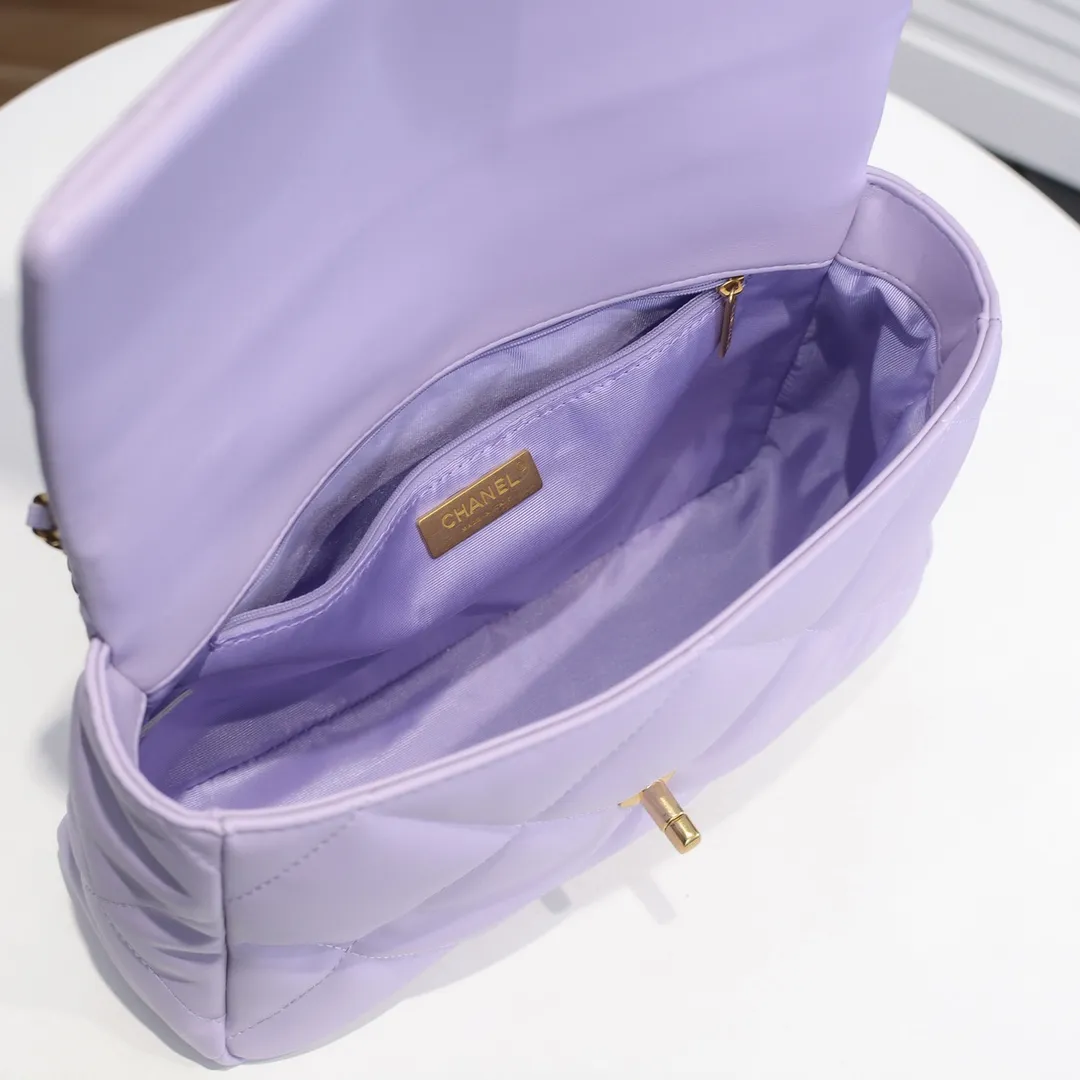 💰410￥Purple medium size Chanel’s latest hot model is now available📣📣Synchronized with counters🤭Imported cowhide🐂feels very soft. The upper body effect is super good, it can be carried by hand, on one shoulder or cross-body, showing the elegance and charm of women. Hurry up and get it. Style number: 9011. Size: 30*20*12cm.
