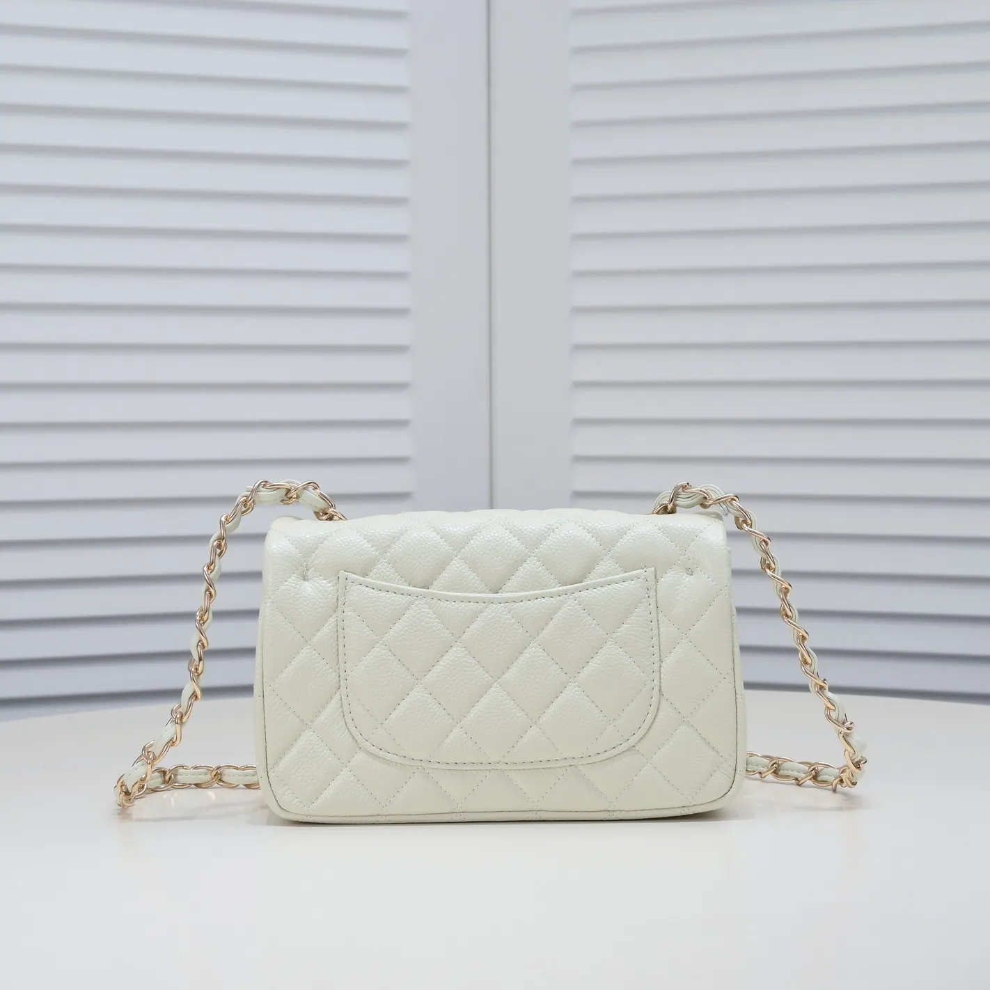 💰320￥Off-white💥CF versatile caviar cowhide🌹 Chanel💃🏻‼ ️Eternal classic style [shy] noble temperament💃🏻favorite of celebrities🌟soft leather and high-end👍counter hardware exquisite workmanship to reject defects [strong] both dazzling and feminine 😝[strong] luxurious and durable🌟size: 20*14*7cm style number 1116 reverse edge