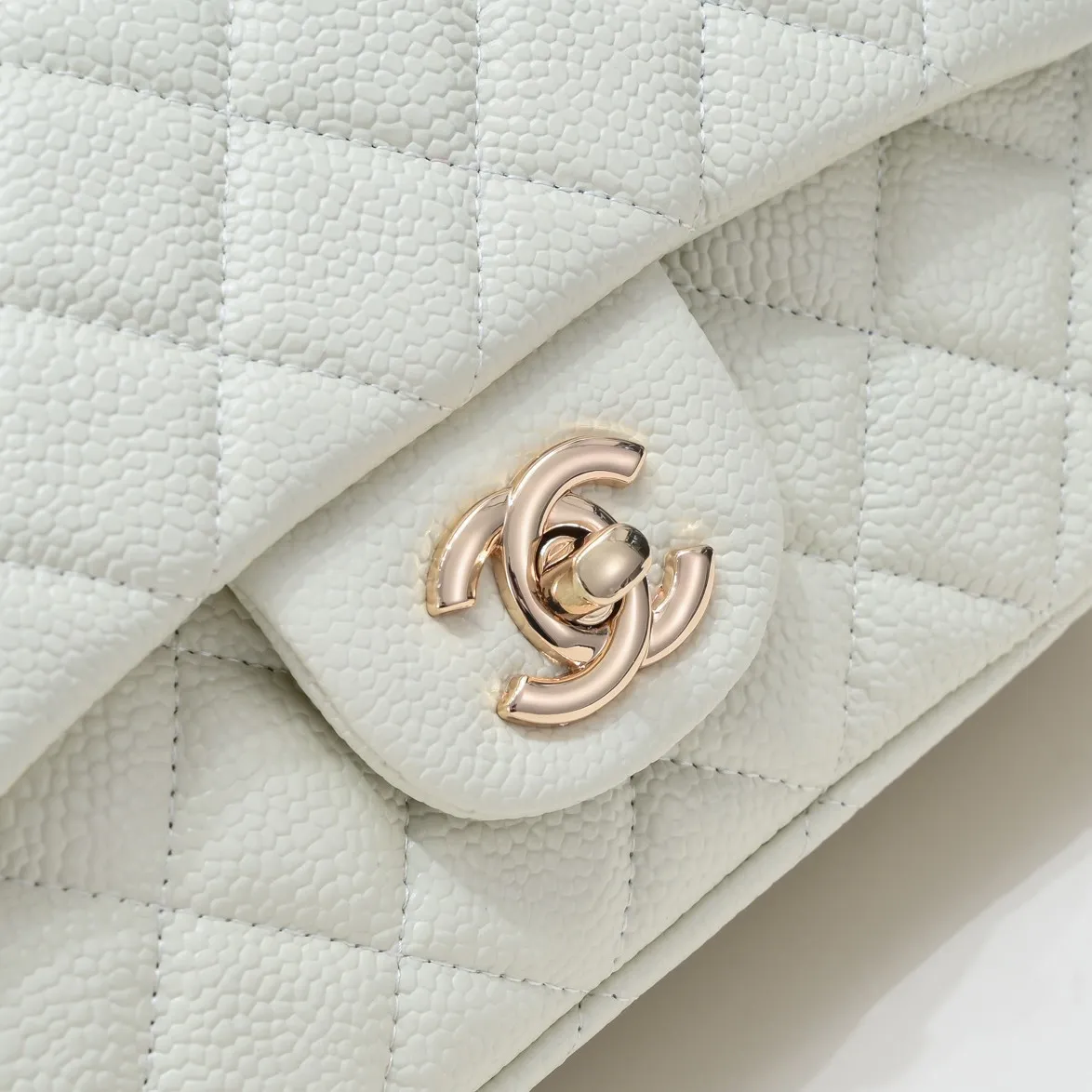 💰320￥Off-white💥CF versatile caviar cowhide🌹 Chanel💃🏻‼ ️Eternal classic style [shy] noble temperament💃🏻favorite of celebrities🌟soft leather and high-end👍counter hardware exquisite workmanship to reject defects [strong] both dazzling and feminine 😝[strong] luxurious and durable🌟size: 20*14*7cm style number 1116 reverse edge