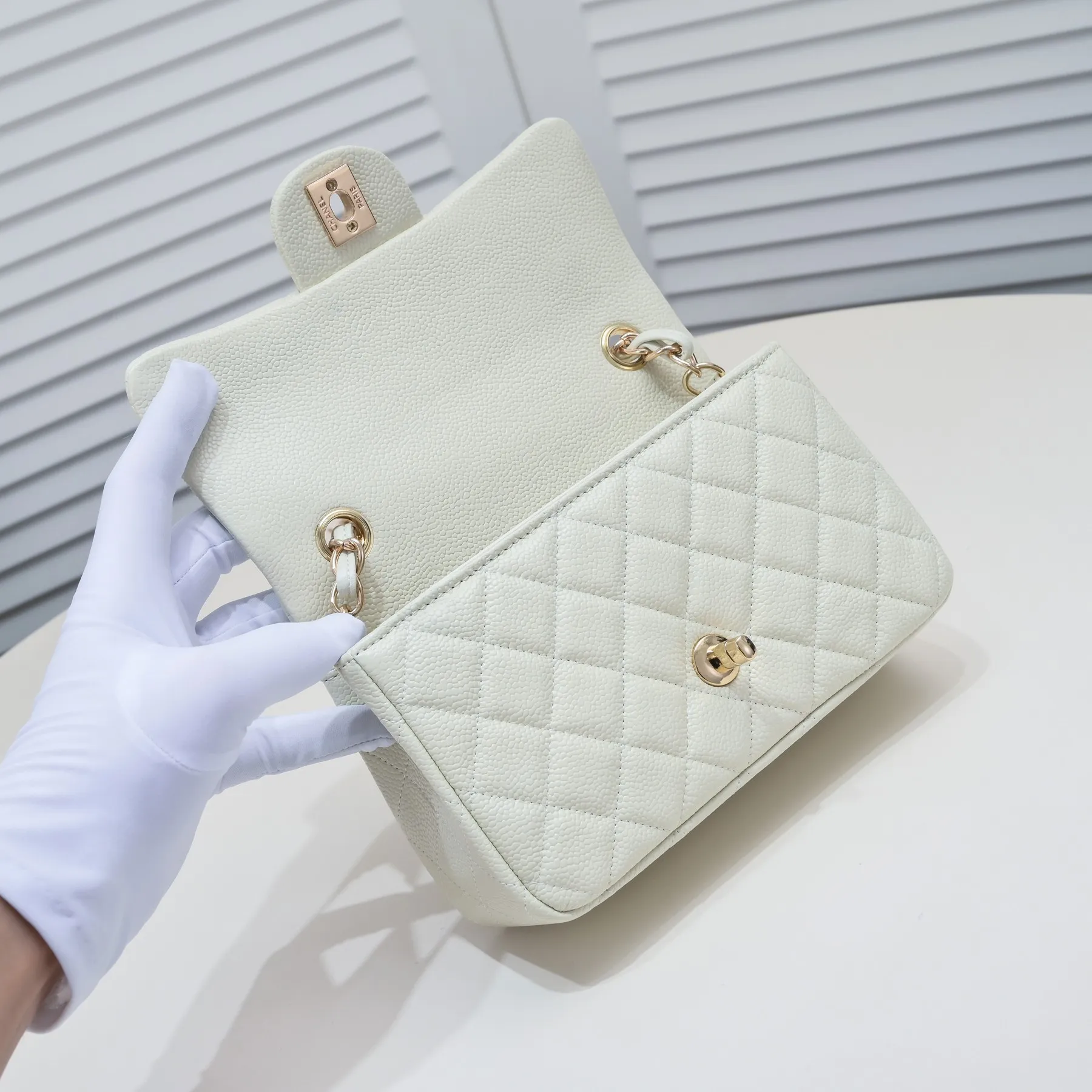 💰320￥Off-white💥CF versatile caviar cowhide🌹 Chanel💃🏻‼ ️Eternal classic style [shy] noble temperament💃🏻favorite of celebrities🌟soft leather and high-end👍counter hardware exquisite workmanship to reject defects [strong] both dazzling and feminine 😝[strong] luxurious and durable🌟size: 20*14*7cm style number 1116 reverse edge