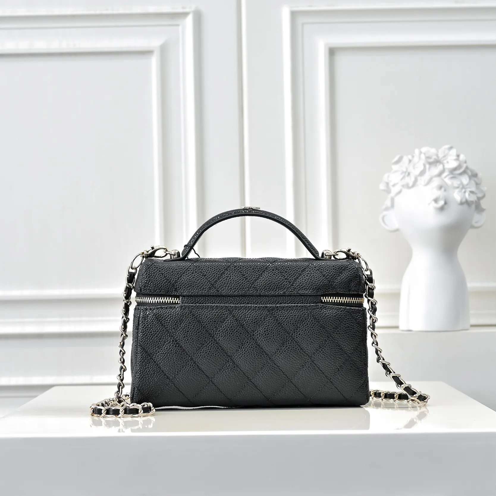 💰420￥Chanel25C spring and summer new lunch box bag. Calfskin and metal chain ⛓️Design style Double C logo Small body can easily accommodate mobile phones and daily necessities. It can be easily managed whether it is paired with casual wear or formal wear. Choose some simple clothing to make the bag the focus of the overall look. Perfect combination of elegance and practicality. Size: 19x12cm, style number: 1221